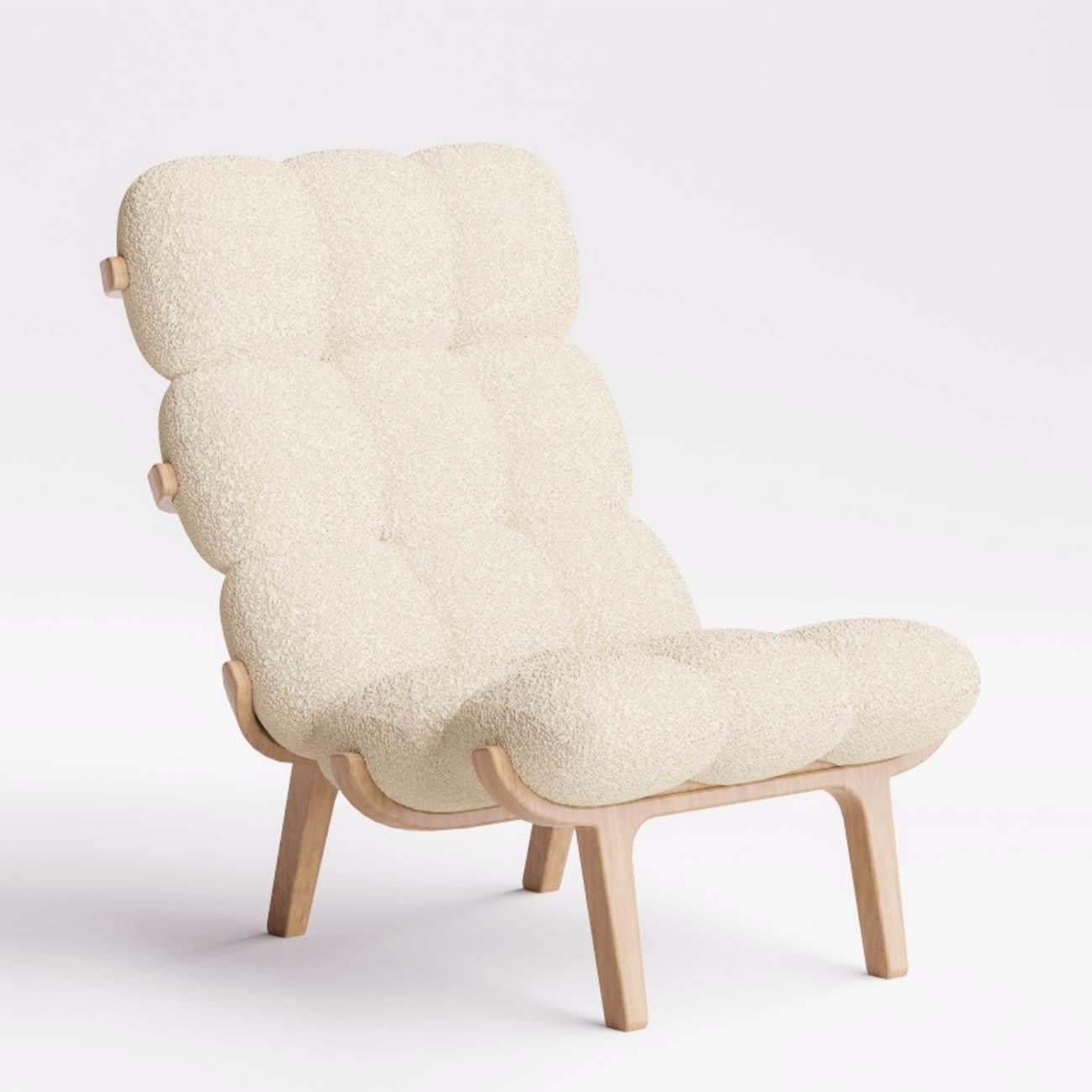 Sillón Cloudy con estructura de madera maciza de abedul en roble 
acabado barnizado mate. Tapizado y recubierto de blanco 
tejido bouclé crema. Disponible con taburete reposapiés, bajo pedido.
También disponible con otros colores de tejido bouclé