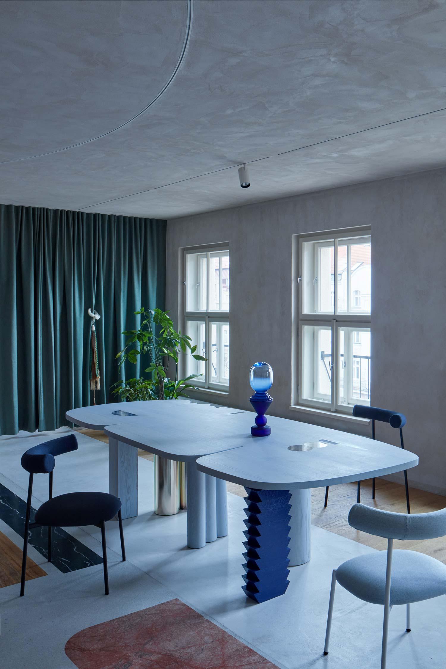 Incrusté Table de salle à manger nuageuse fabriquée en frêne massif et marbre en vente