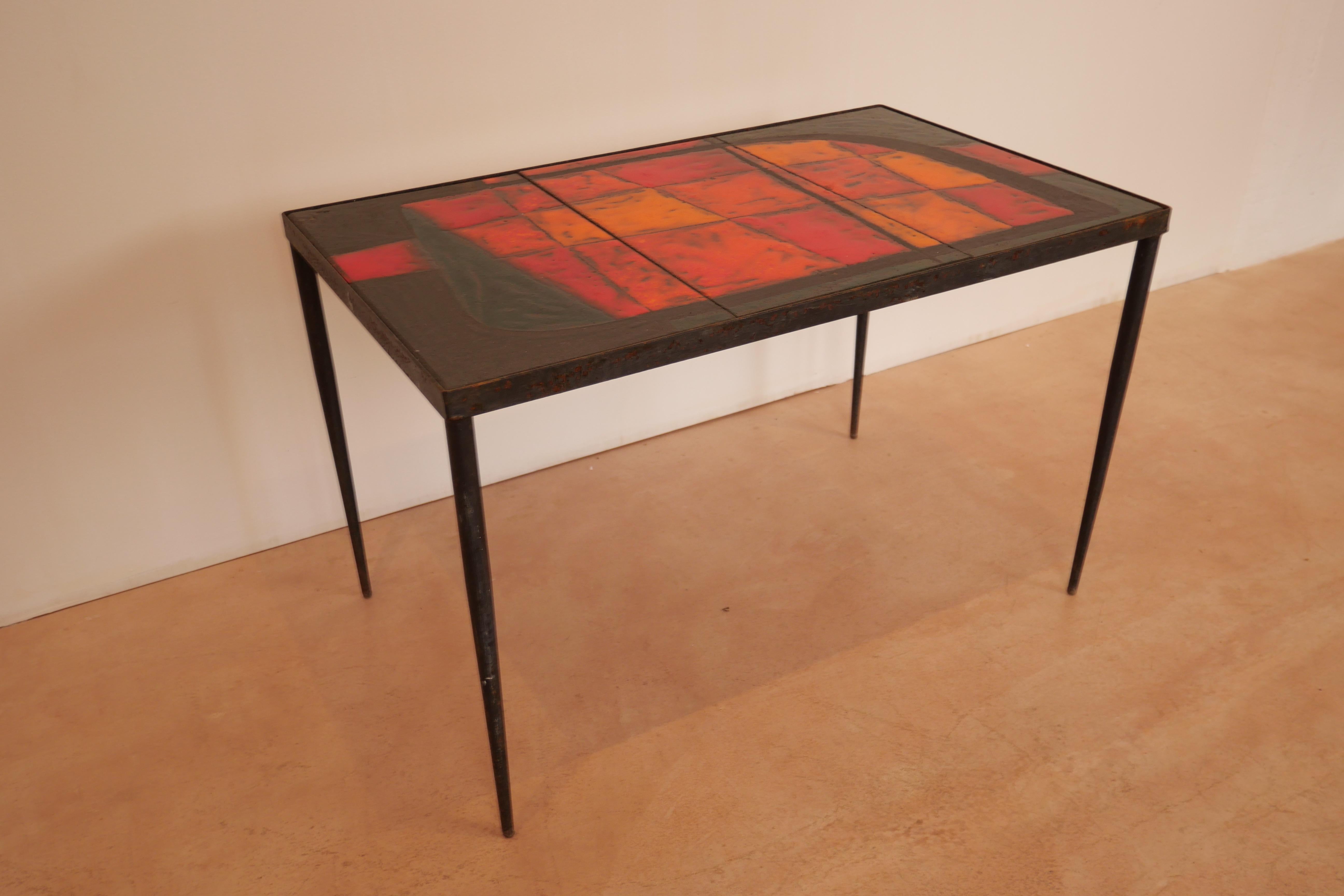 Milieu du XXe siècle Table basse en carreaux de lave émaillés rouges des frères Cloutier en vente