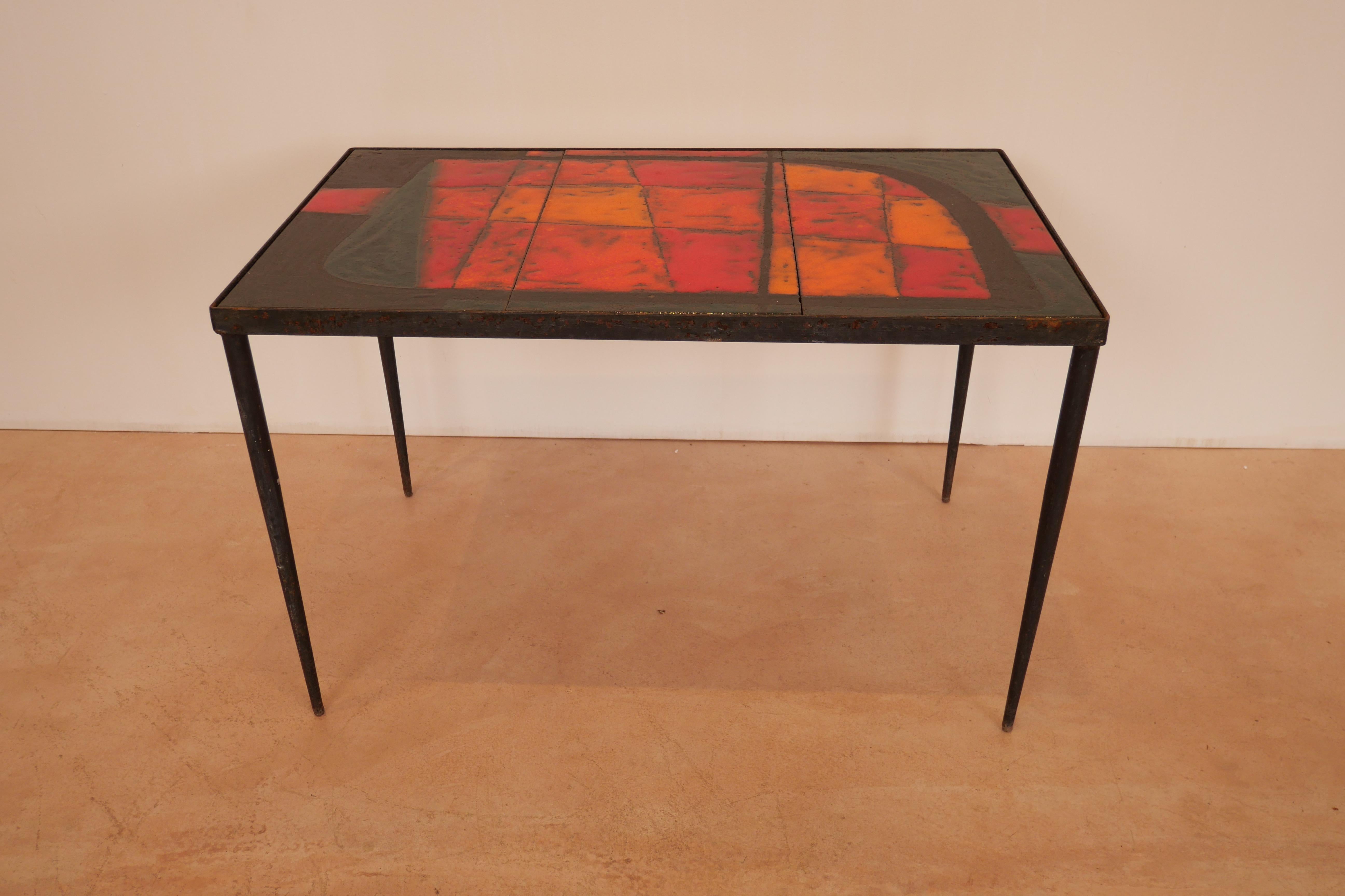Lave Table basse en carreaux de lave émaillés rouges des frères Cloutier en vente