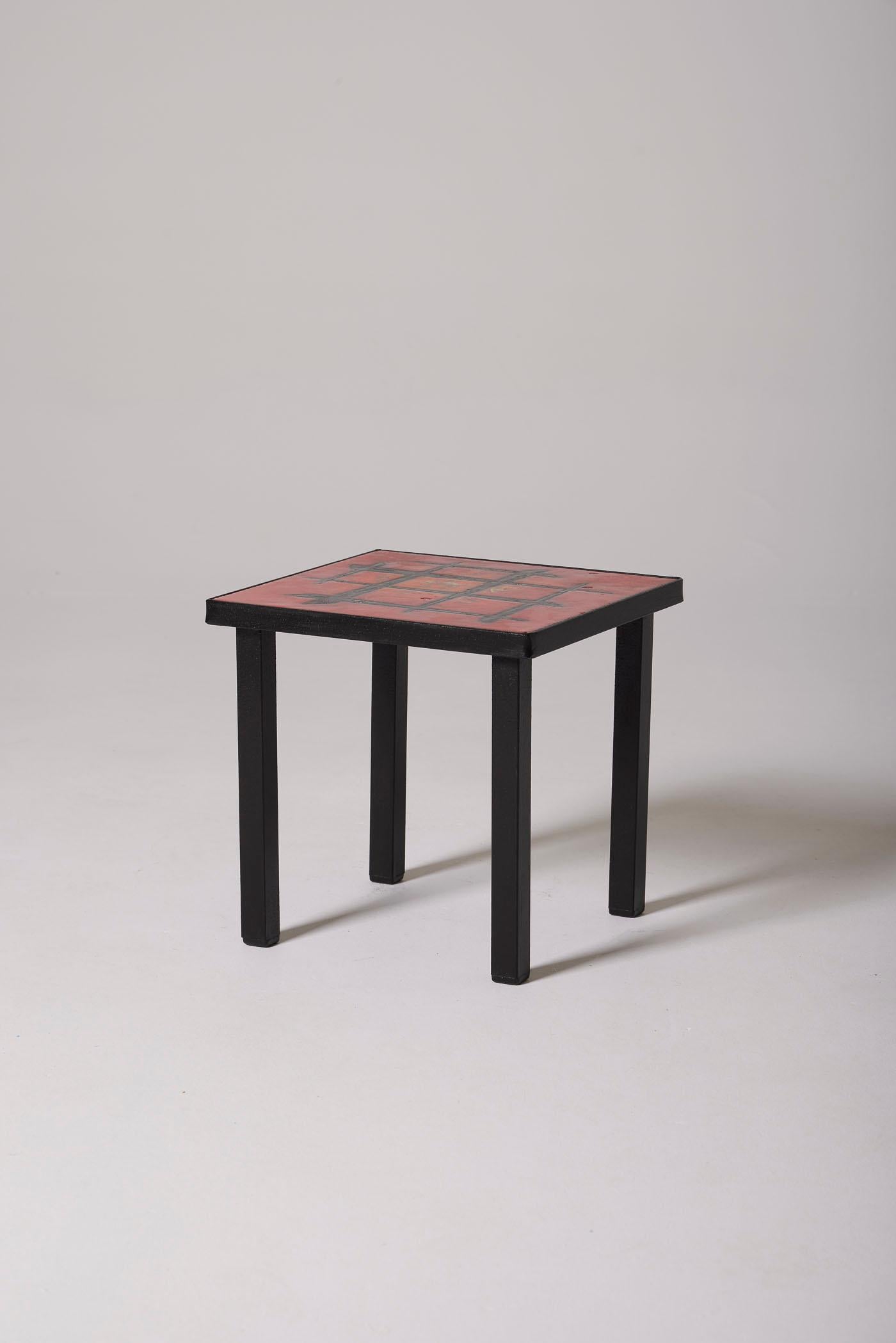 Coffee table or side table with red enameled lava tiles by ceramicists Robert and Jean Cloutier, 1950s. The geometrically decorated top rests on a black lacquered metal base. In perfect condition.
DV493