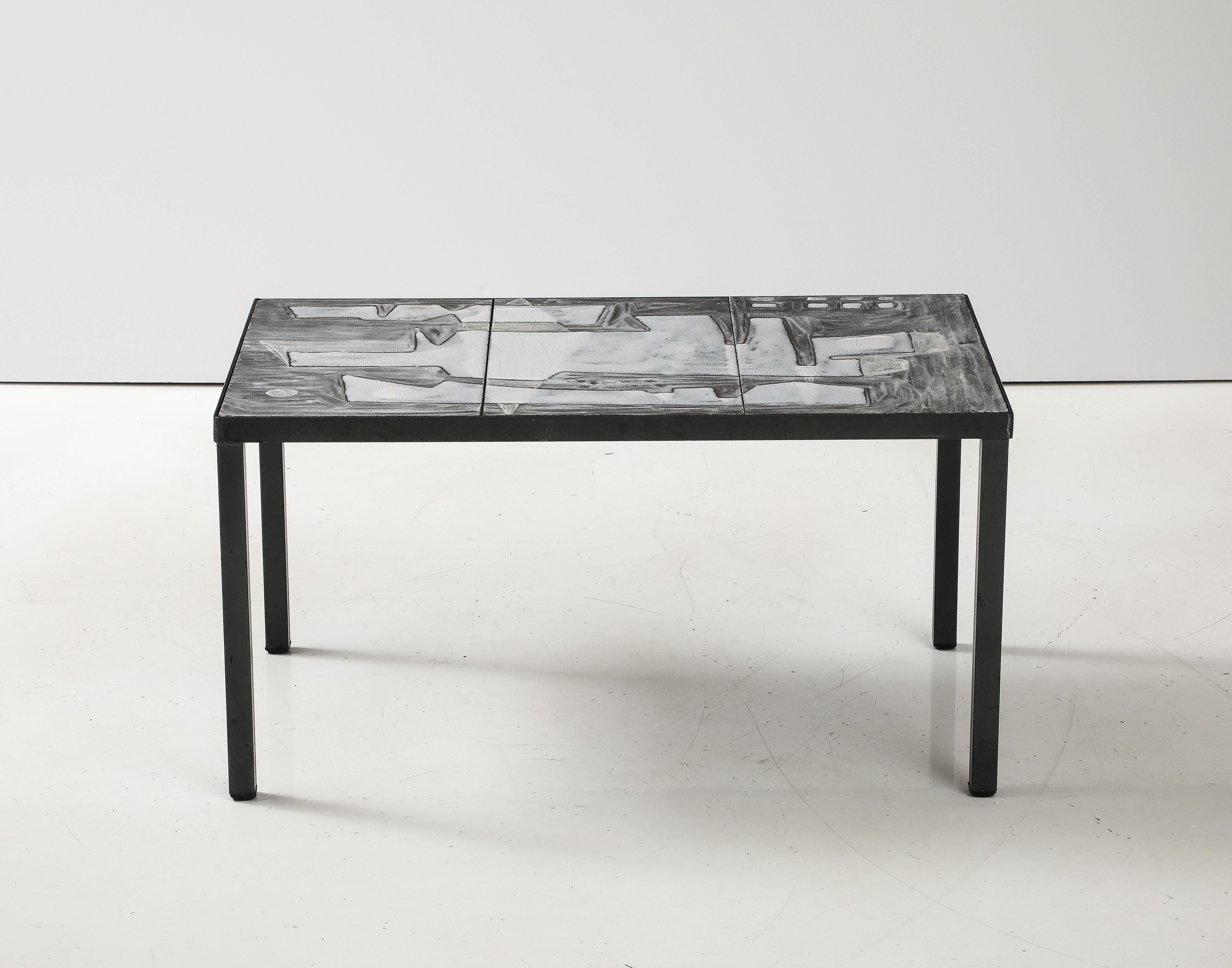 Cloutier Table basse avec plateau en pierre de lave en blanc, design abstrait gris, France en vente 7