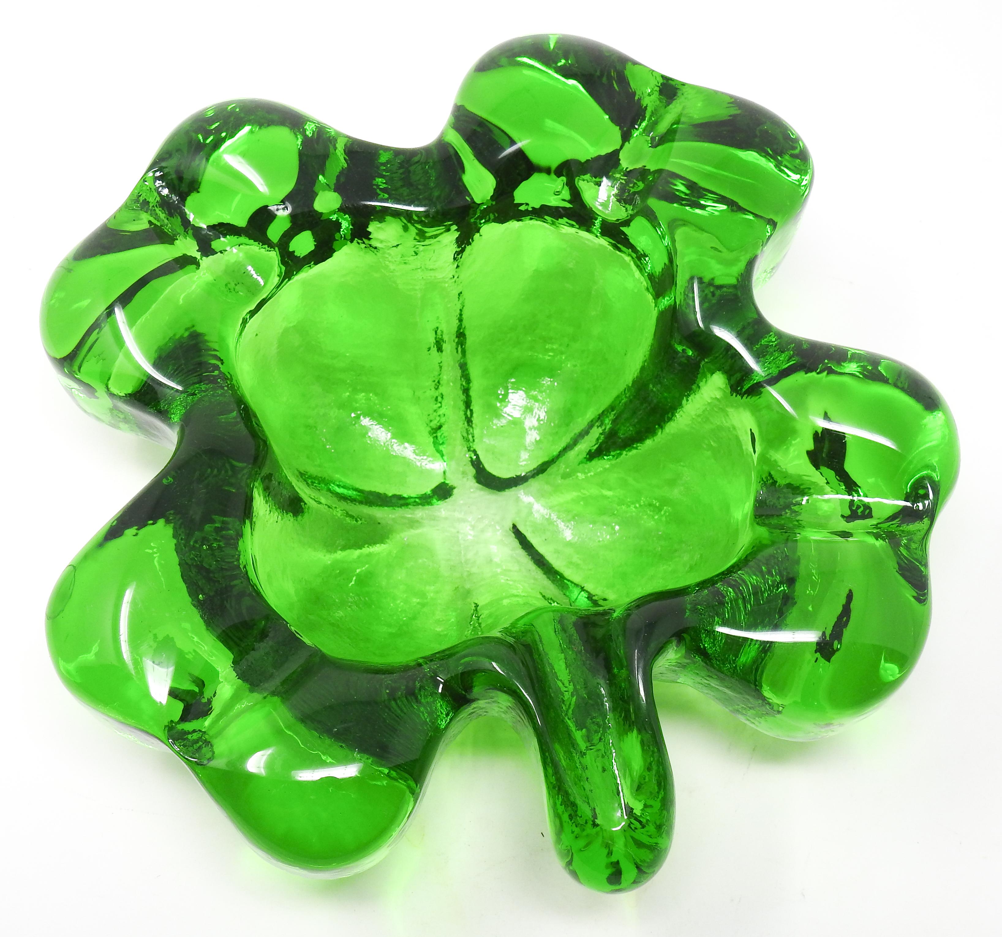 Offering this gorgeous blown glass clover ash receiver. Done is a vibrant green glass it throws light in all directions with all the curves. Each leaf has a resting spot and the stem is a resting spot as well.