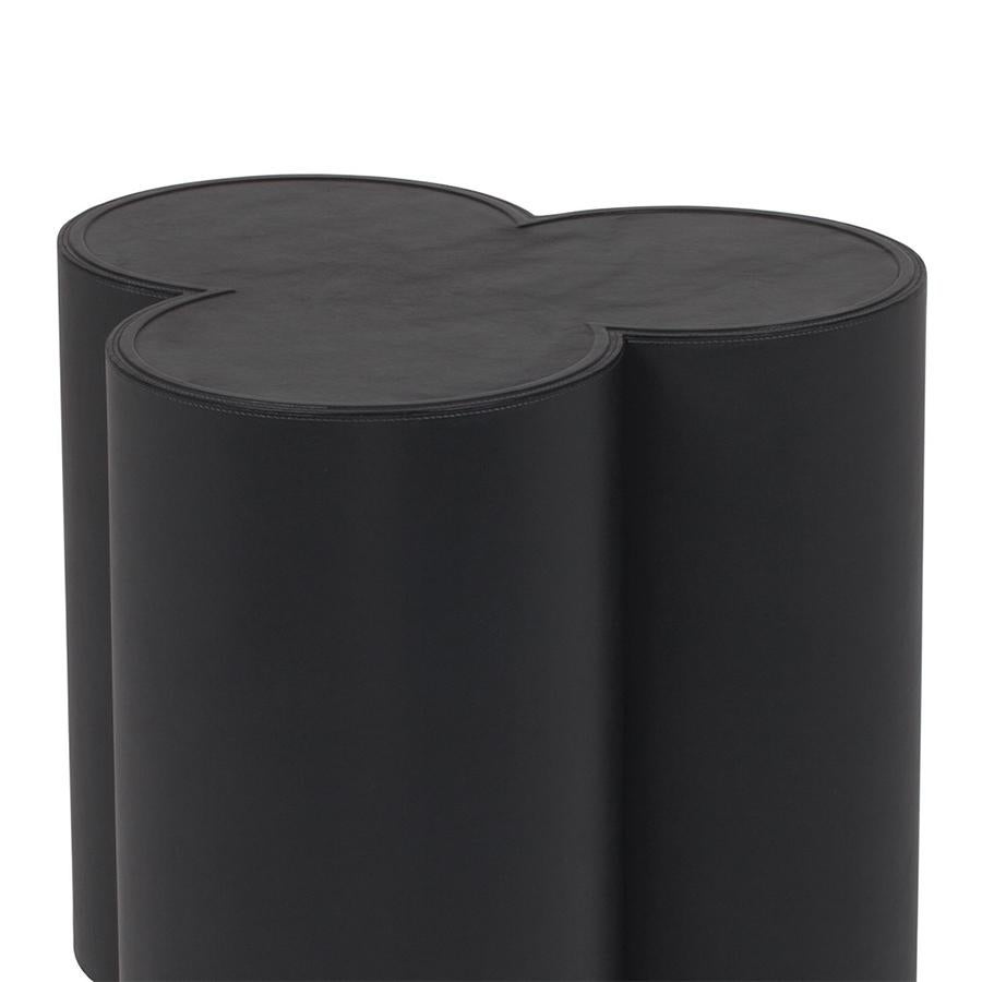 Stool clover black with structure in solid wood and 
covered with black genuine leather. 
Also available with other leather colors on request.