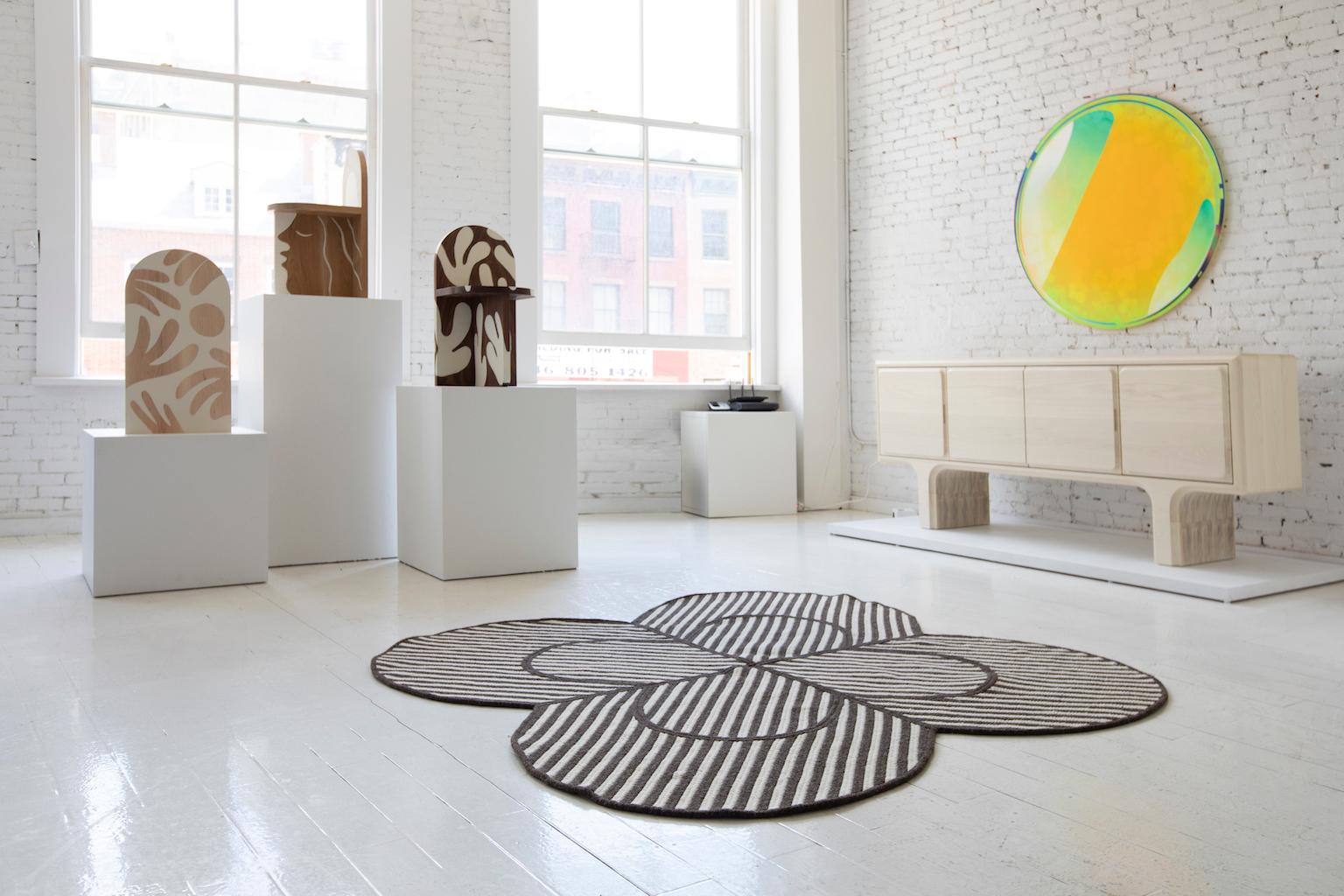 Zeitgenössischer, abstrakter, minimalistischer und skulpturaler Wollteppich in Kleeblattform mit Borte (Moderne) im Angebot