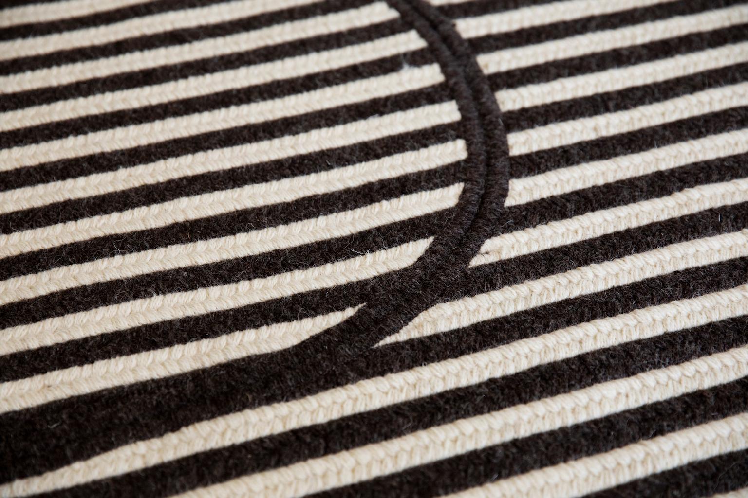 Zeitgenössischer, abstrakter, minimalistischer und skulpturaler Wollteppich in Kleeblattform mit Borte (amerikanisch) im Angebot
