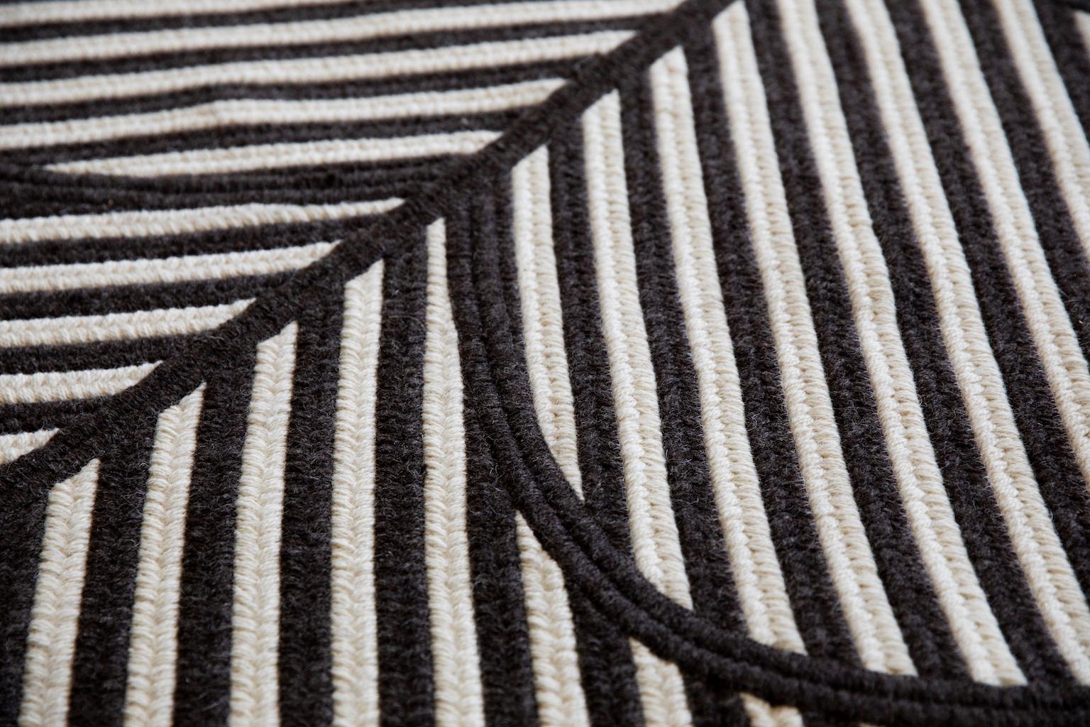 Zeitgenössischer, abstrakter, minimalistischer und skulpturaler Wollteppich in Kleeblattform mit Borte im Zustand „Neu“ im Angebot in Bainbridge Island, WA