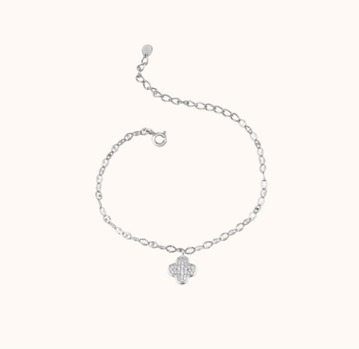 Clover Charm Moissanite Bracelet 925 Sterling Silver Beautiful Gift For Women. 

Main Stone 
Moissanite 
Material 
925 Sterling Silver, Gemstone 


A P P R O X T I M E

All items are custom made to order. Our approx time is about 6 - 10 business