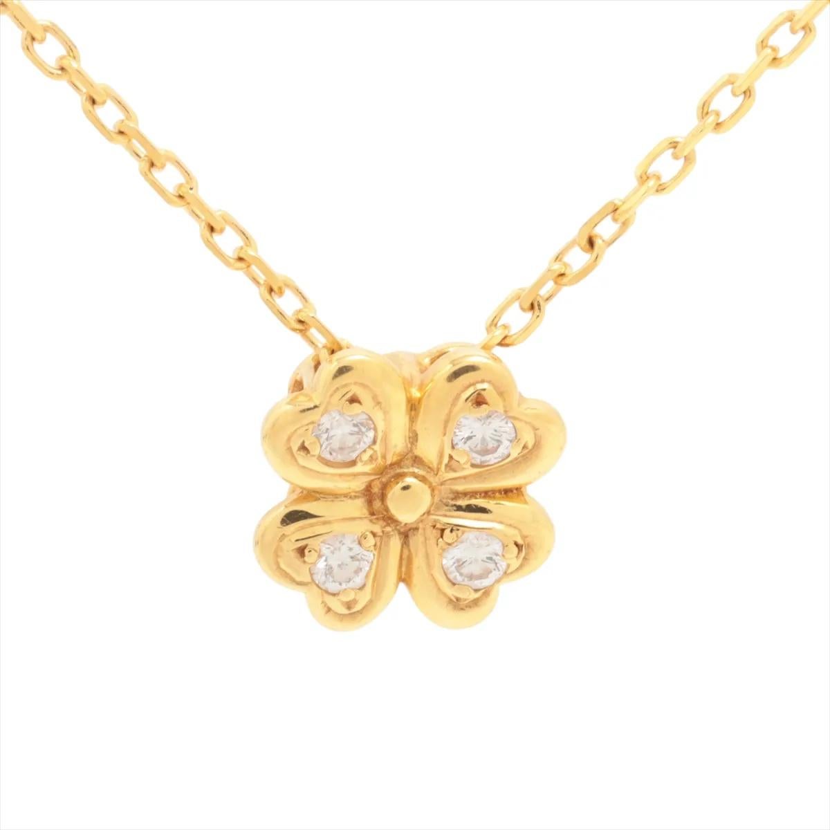 La collana Mikimoto Clover Diamond in oro emana grazia e raffinata bellezza. Sapientemente realizzato in oro luminoso, il pendente presenta un delicato motivo a quadrifoglio che simboleggia fortuna, amore e prosperità, ornato da diamanti
