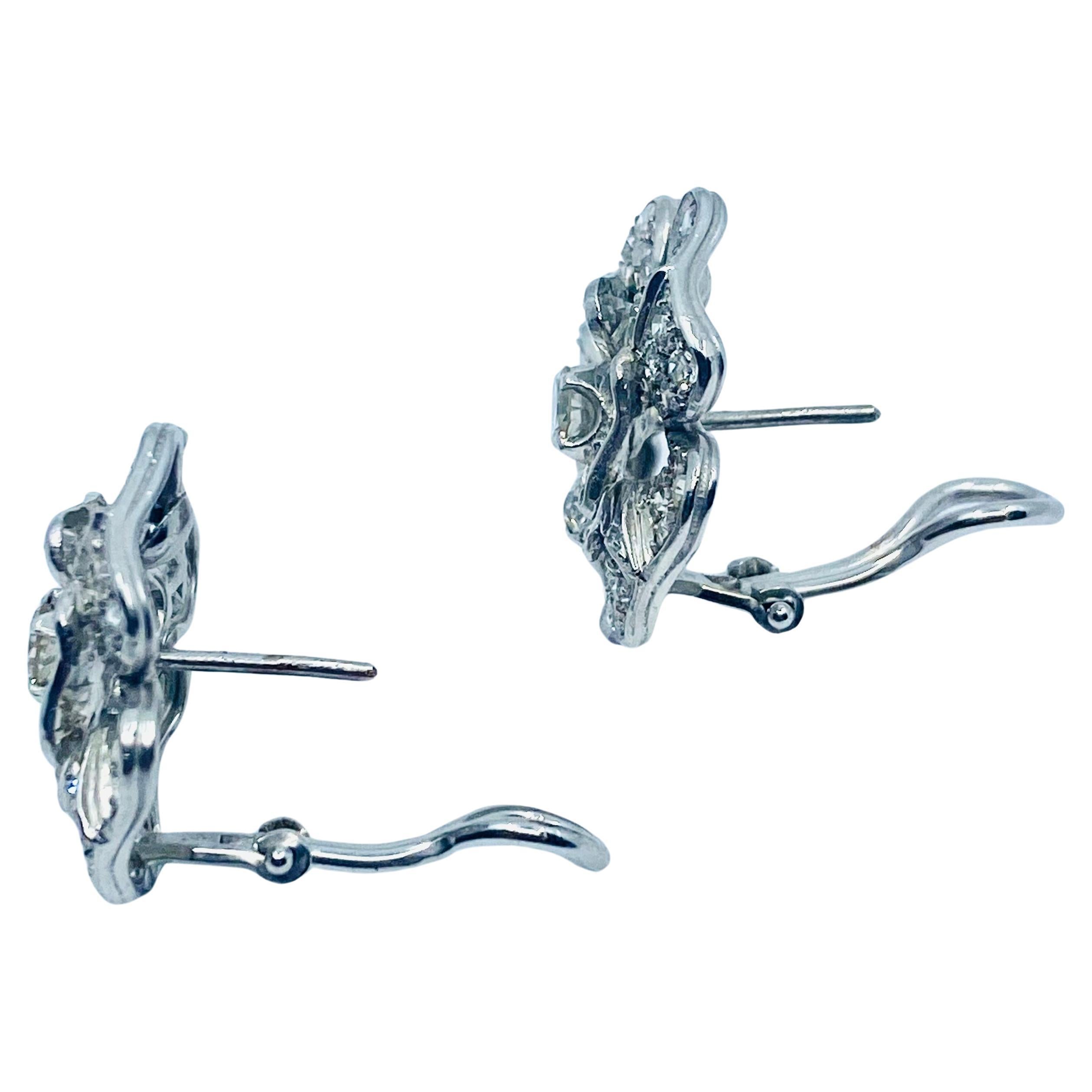 Boucles d'oreilles Trèfle diamantées en or blanc 18k Estate Jewelry en vente 2