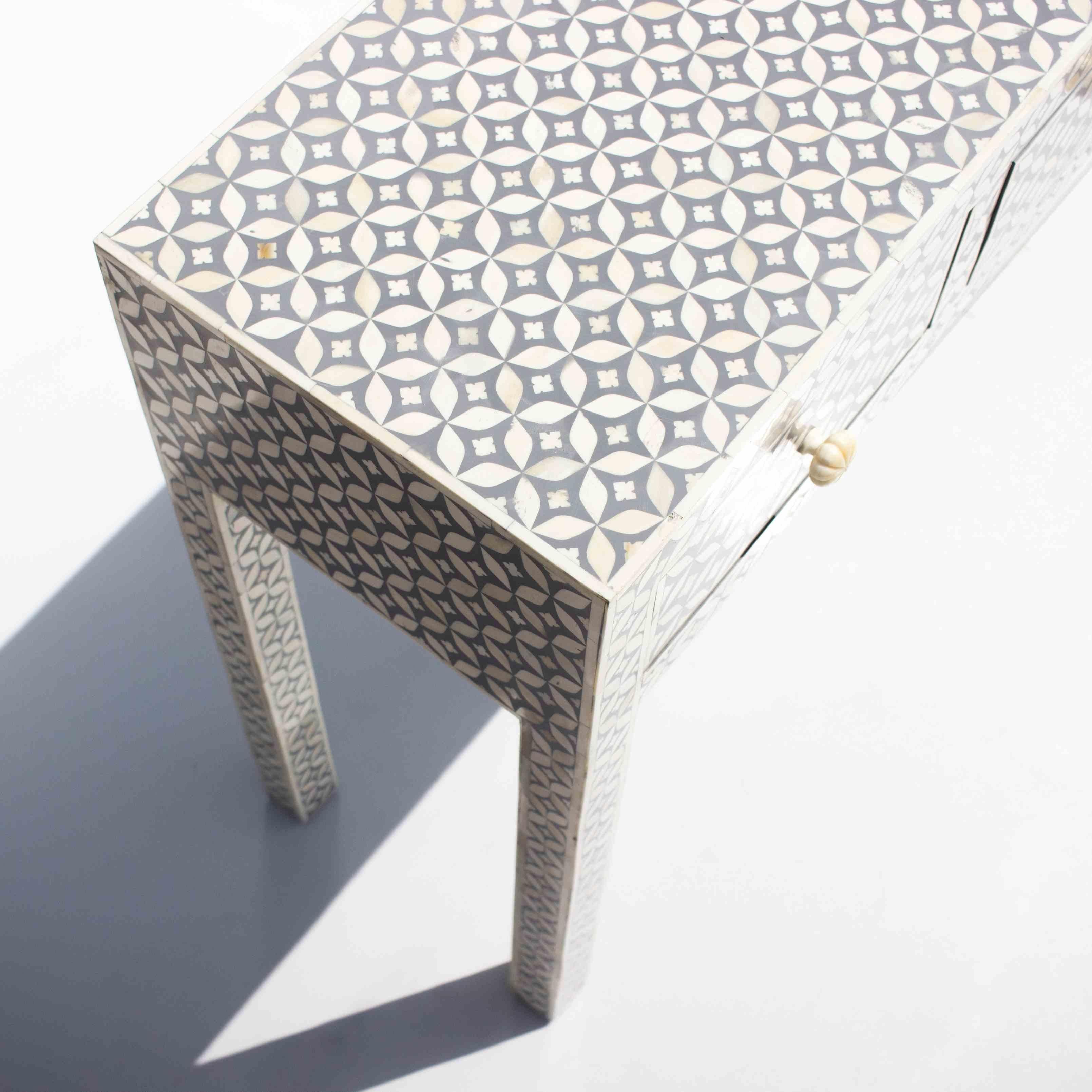 Eleva il tuo ufficio o il tuo spazio di lavoro con la nostra squisita scrivania con intarsio in osso di trifoglio, testimonianza di un'artigianalità senza tempo e di un design sofisticato. Adornata con intricati motivi floreali a quattro foglie,