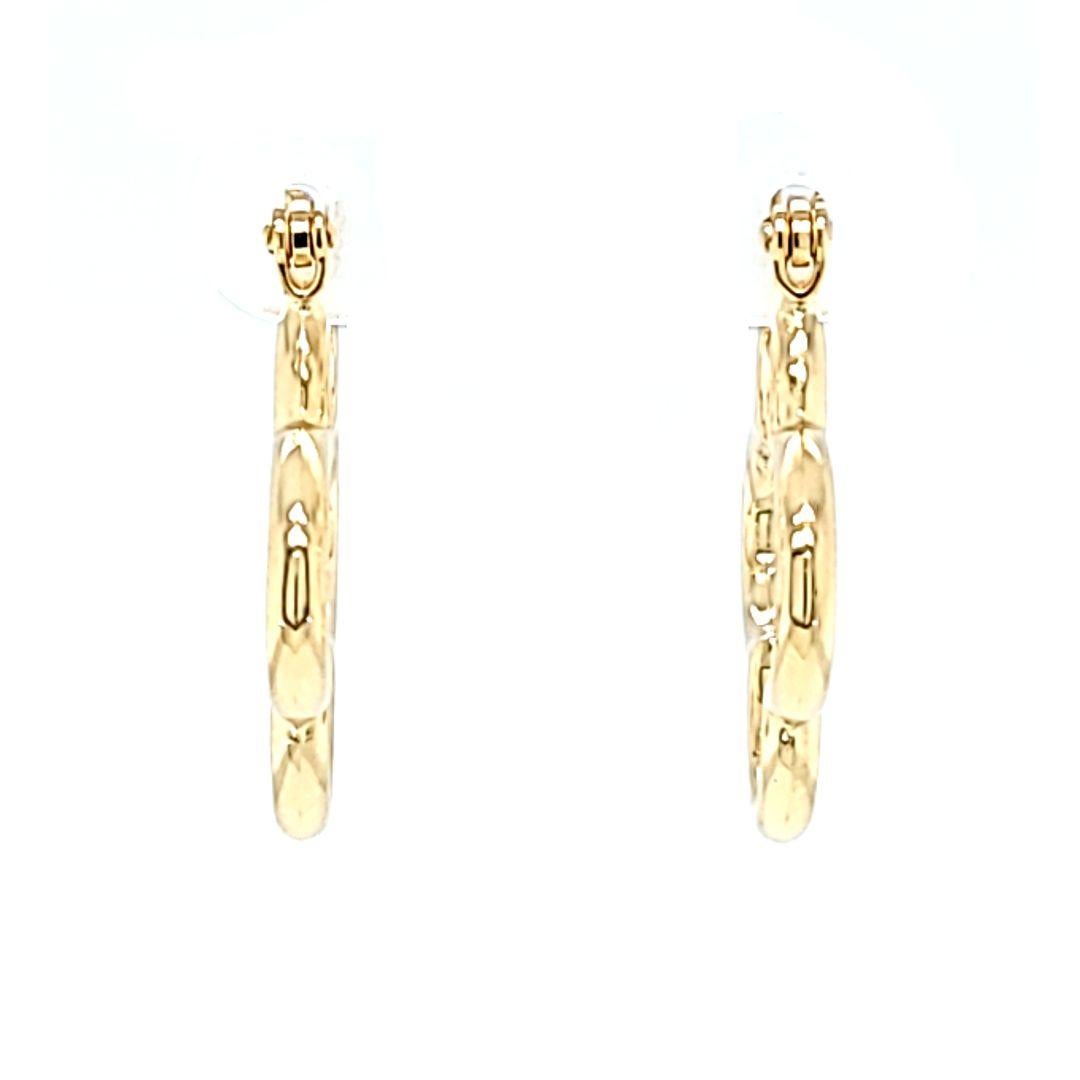 Clover Hoop Earrings in Yellow Gold In Good Condition For Sale In Coral Gables, FL