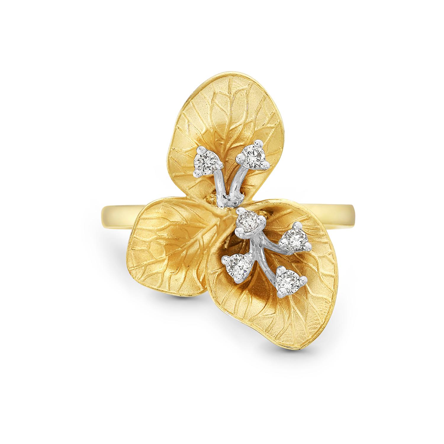 Contemporary Clover Leaves Shaped Carved Ring Made in 14k Yellow Gold with Diamond Buds For Sale