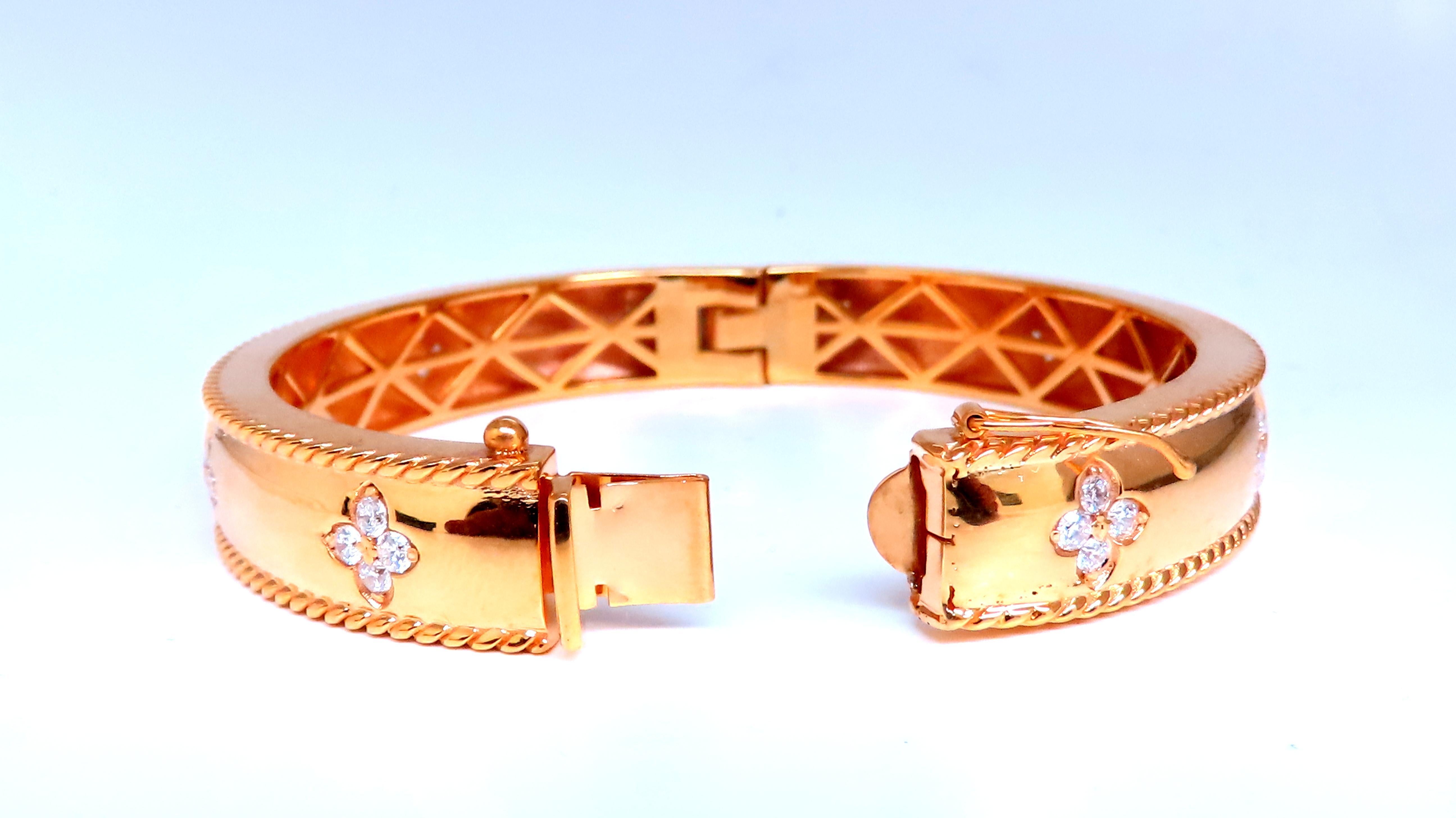 Armreif mit Kleeblatt mit natürlichen Diamanten 14kt 95547 (Moderne) im Angebot