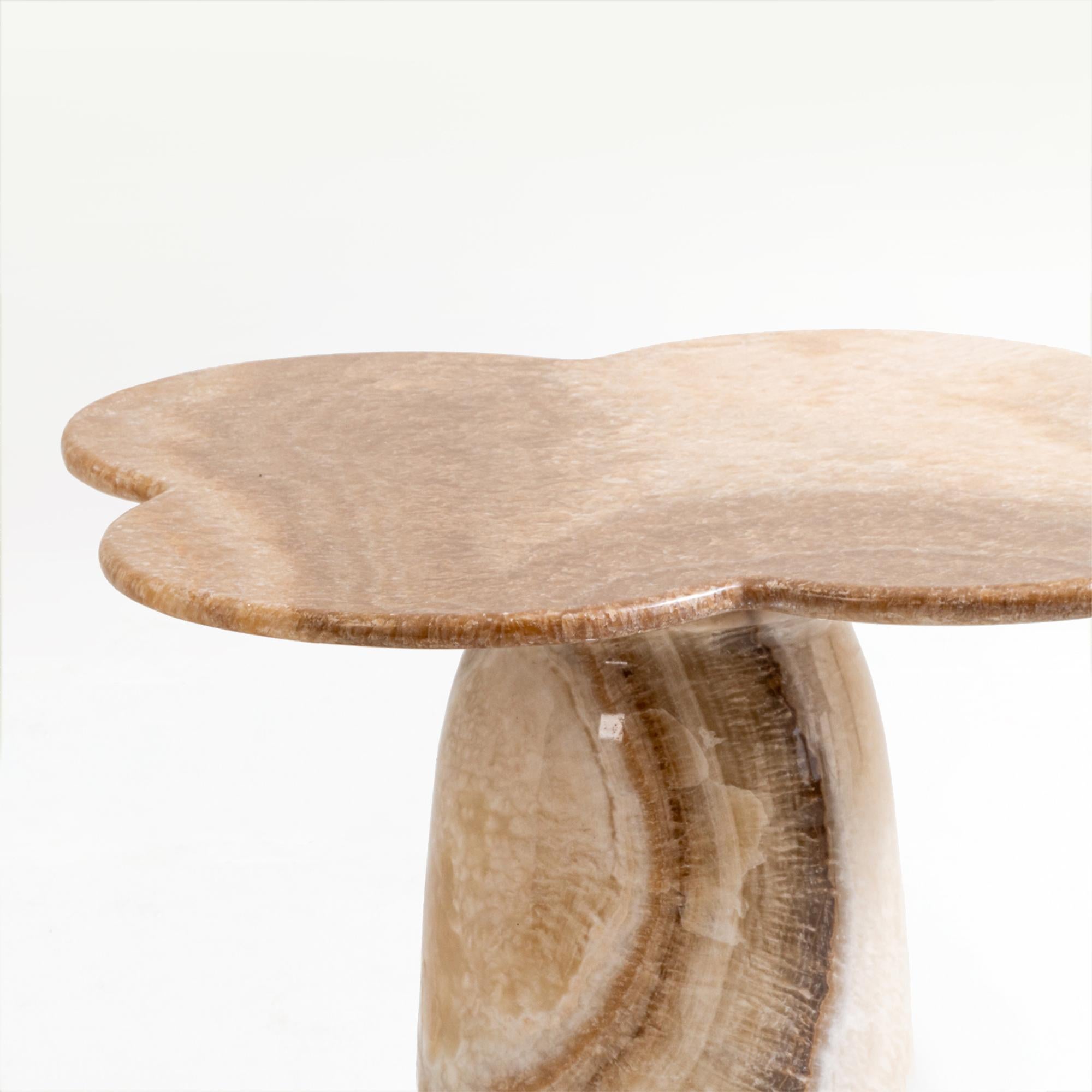 Postmoderne Table basse trèfle fleur en onyx en vente