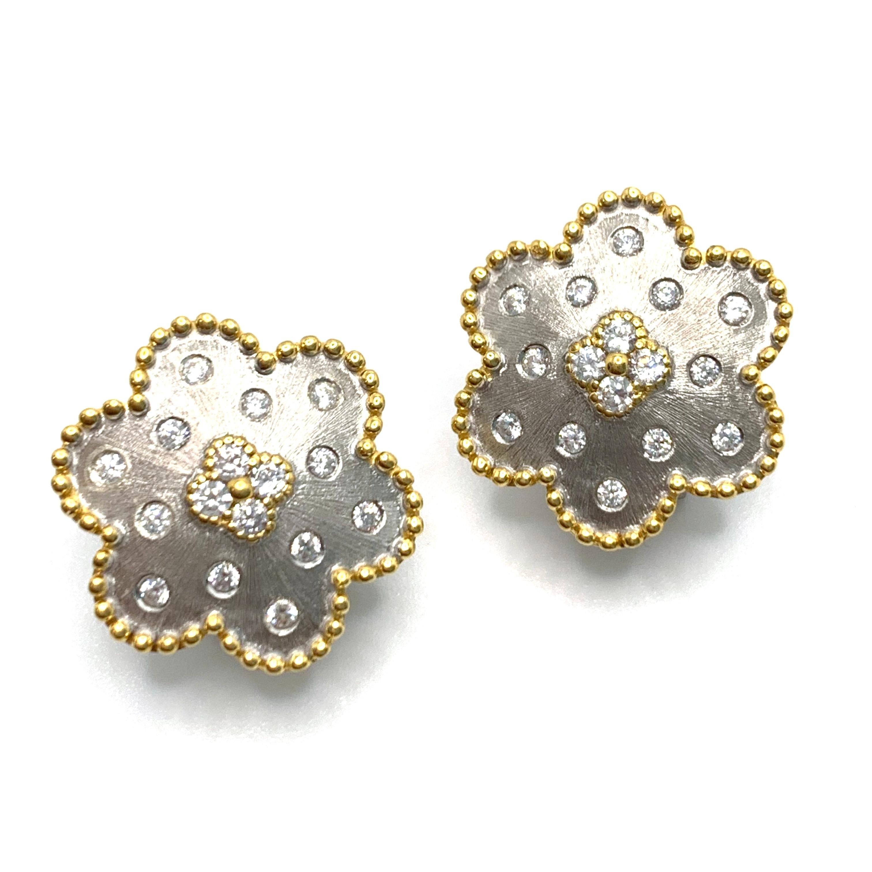 Fabelhafte zweifarbige Ohrringe mit Kleemuster in Blumenform

Dieses wunderschöne Paar Ohrringe besteht aus 32 runden, simulierten Diamanten, die in zweifarbigem Platin-Rhodium und 18-karätigem, gelbvergoldetem Sterlingsilber mit seidenmatter