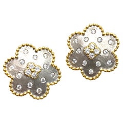Pendientes bicolor con forma de flor de trébol