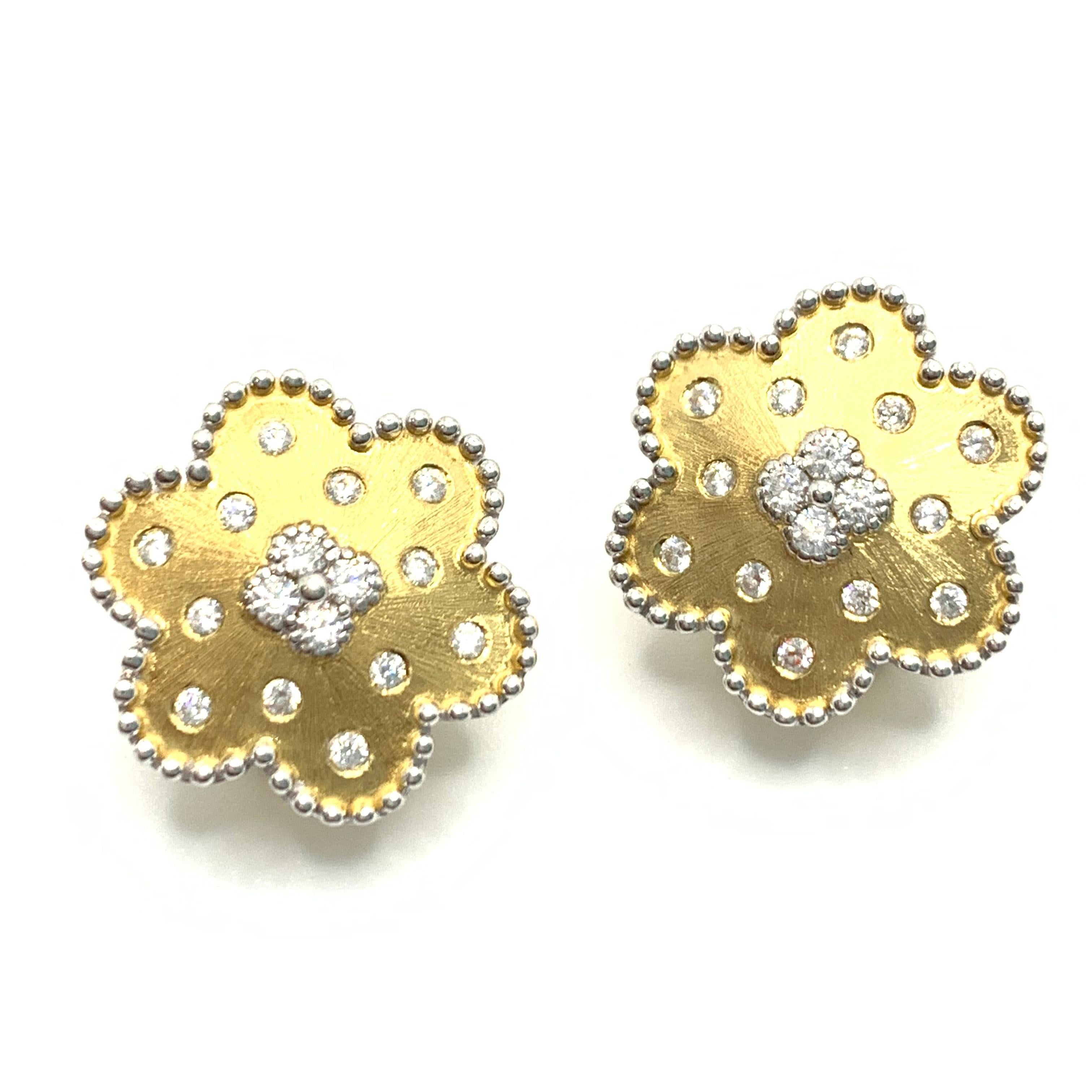 Favolosi orecchini in vermeil a forma di fiore con motivo a trifoglio

Questo bellissimo paio di orecchini presenta 32 pezzi di diamanti rotondi simulati incastonati in argento sterling vermeil oro giallo 18 carati con finitura opaca satinata. La