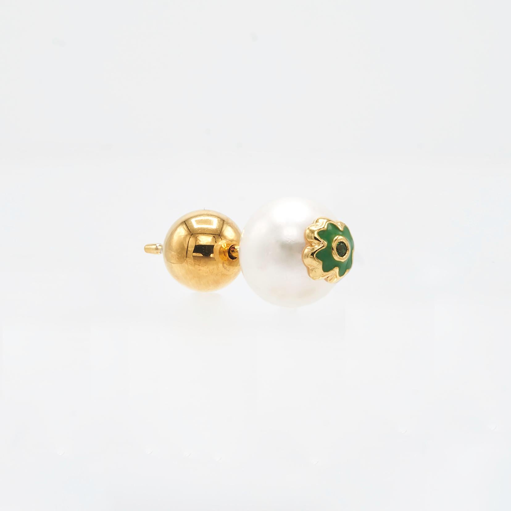 Round Pearl Ear Studs with Clover Enamel

Dimensions: 7mm Pearl
Compositions: Sterling Silver 24 K gold plates/ Fresh water pearl/ Green Enamel/ Cubic Zirconia

SOLD AS PAIRS