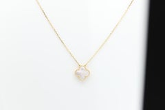 Clover Pendant 18k Solid Gold pre-owned as new condition Mother of Pearl
