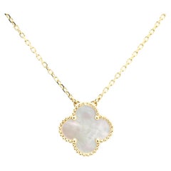 Clover Pendant 18k Solid Gold pre-owned as new condition Mother of Pearl