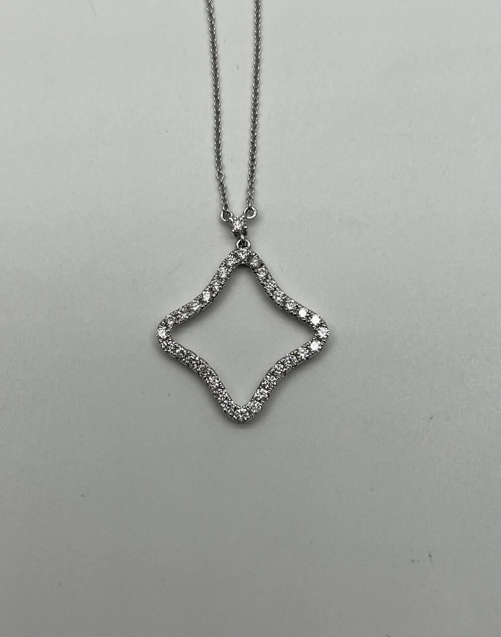 Découvrez la simplicité raffinée de ce collier à pendentif. Conçu en or blanc 18 carats, le collier met en valeur environ 0,76 carats de diamants blancs. Le pendentif présente un motif ondulé et ajouré de diamants, formant une forme délicate et
