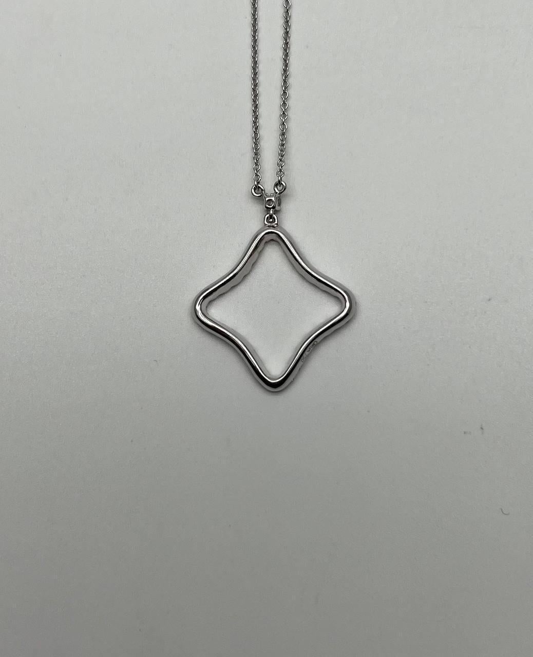 Taille mixte Chaîne collier pendentif en or blanc 18 carats à motif de trèfles losanges et halo de diamants en vente