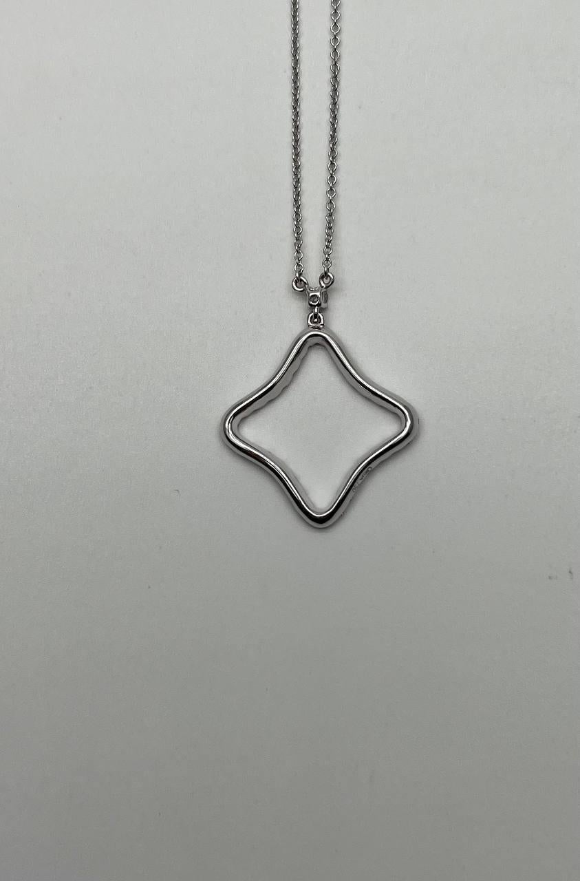 Chaîne collier pendentif en or blanc 18 carats à motif de trèfles losanges et halo de diamants Neuf - En vente à Oakton, VA