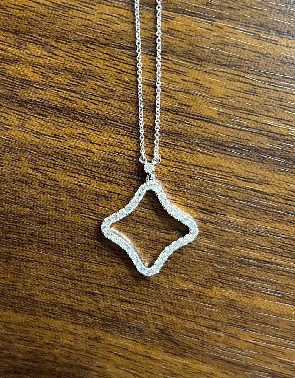 Chaîne collier pendentif en or blanc 18 carats à motif de trèfles losanges et halo de diamants Pour femmes en vente