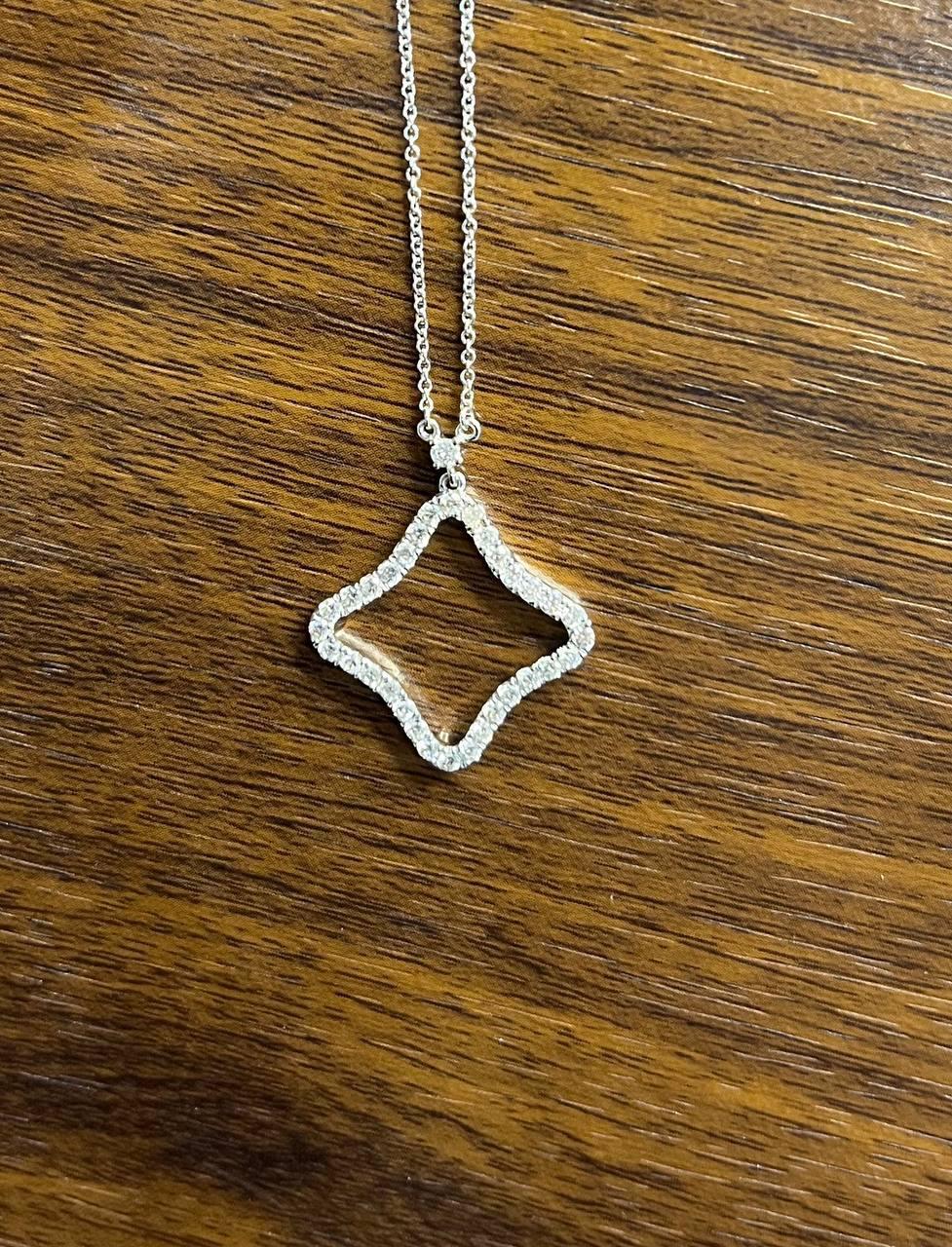 Chaîne collier pendentif en or blanc 18 carats à motif de trèfles losanges et halo de diamants en vente 1