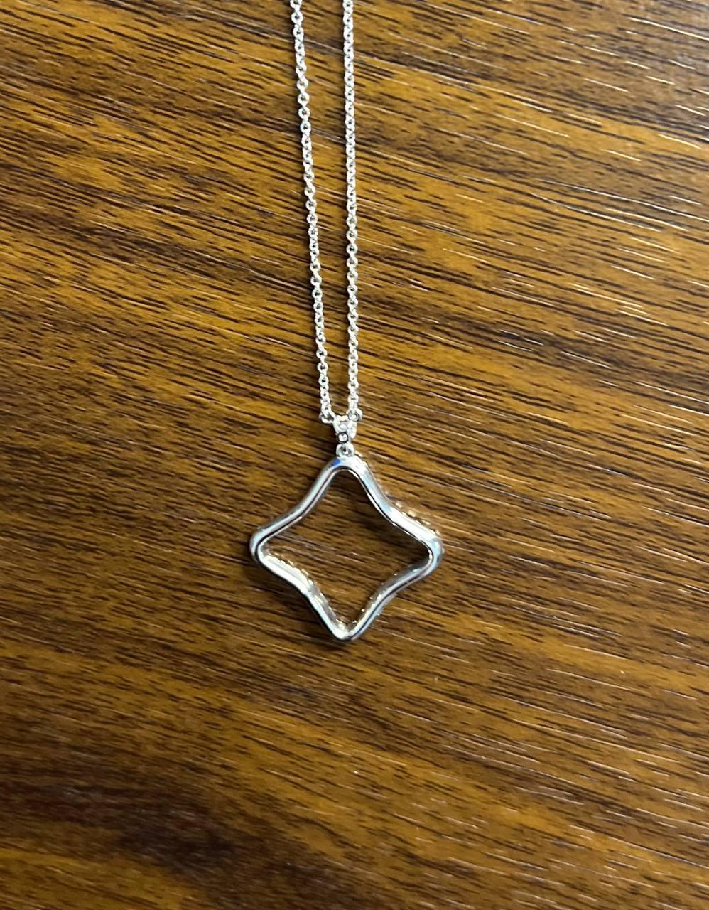 Chaîne collier pendentif en or blanc 18 carats à motif de trèfles losanges et halo de diamants en vente 2