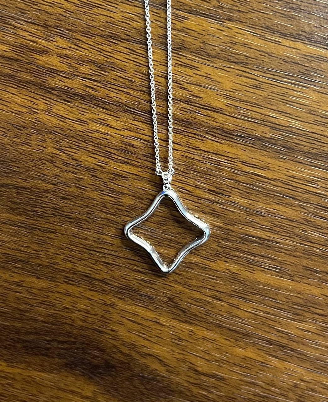 Chaîne collier pendentif en or blanc 18 carats à motif de trèfles losanges et halo de diamants en vente 3