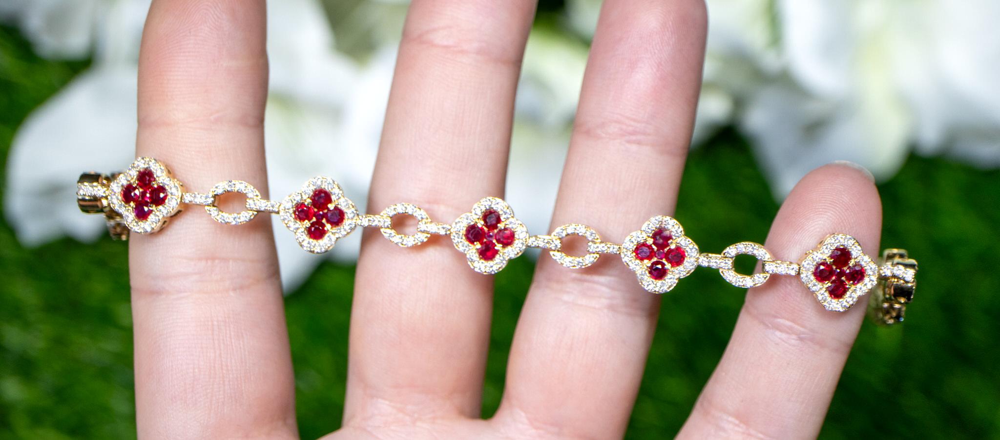 Modern Clover Ruby Bracelet Diamond Links 5.45 Carats 18K Yellow Gold For Sale