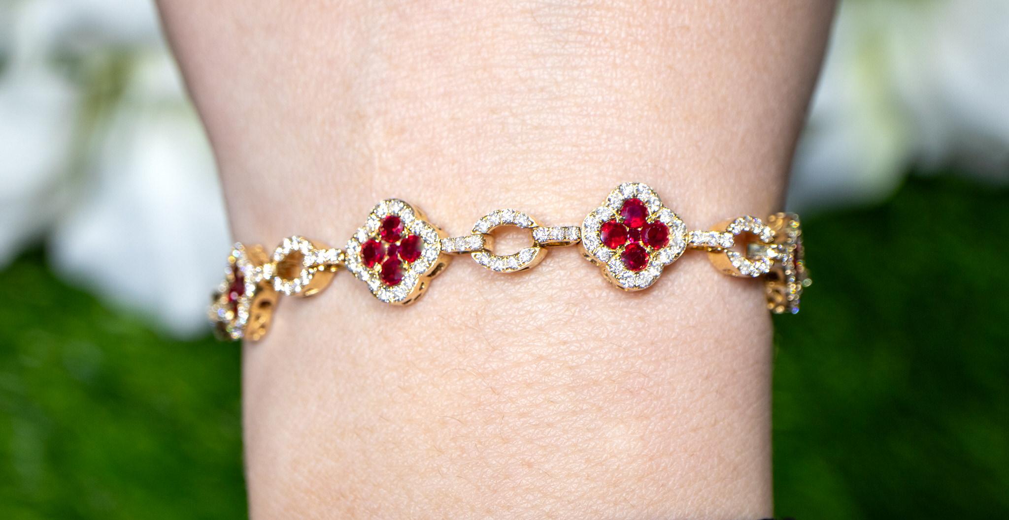 Round Cut Clover Ruby Bracelet Diamond Links 5.45 Carats 18K Yellow Gold For Sale