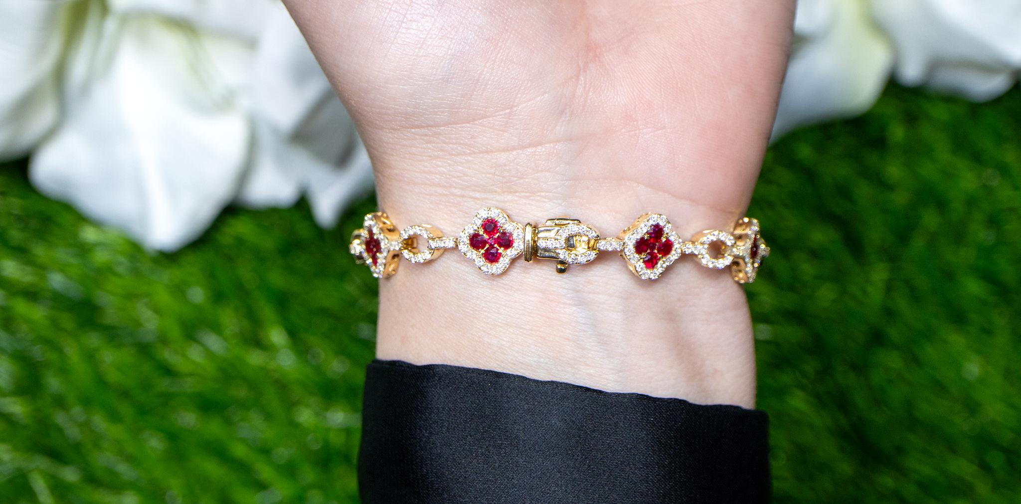 Women's or Men's Clover Ruby Bracelet Diamond Links 5.45 Carats 18K Yellow Gold For Sale