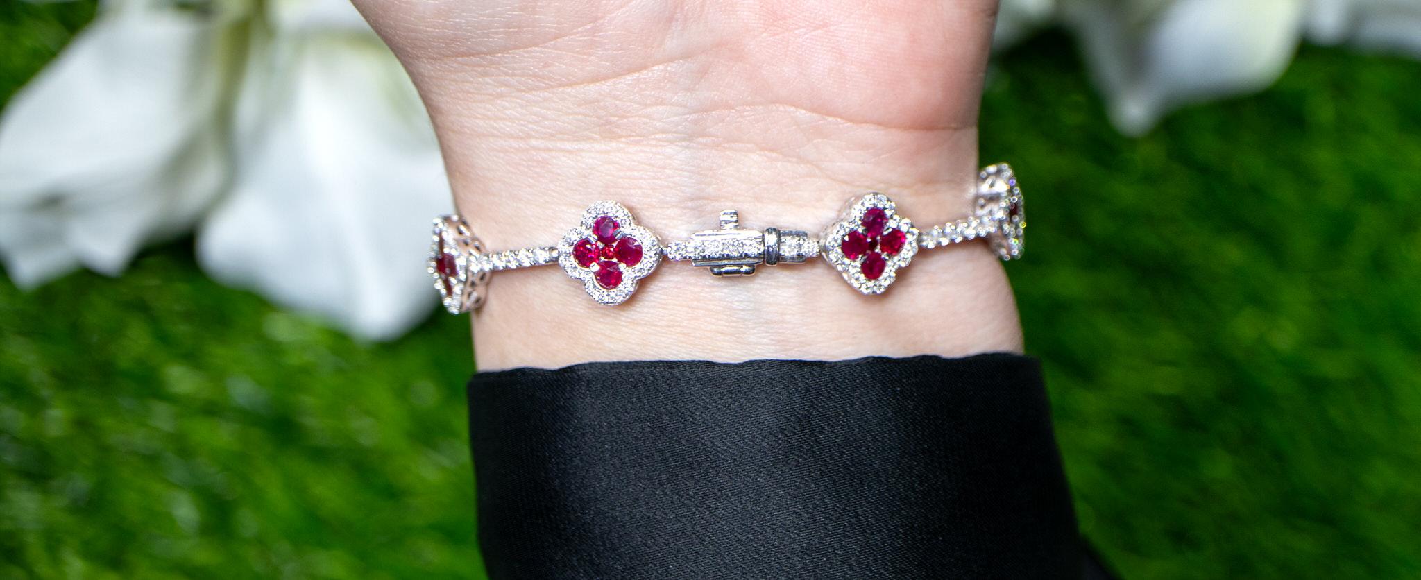 Women's or Men's Clover Ruby Bracelet Diamond Links 6.47 Carats 18K White Gold For Sale