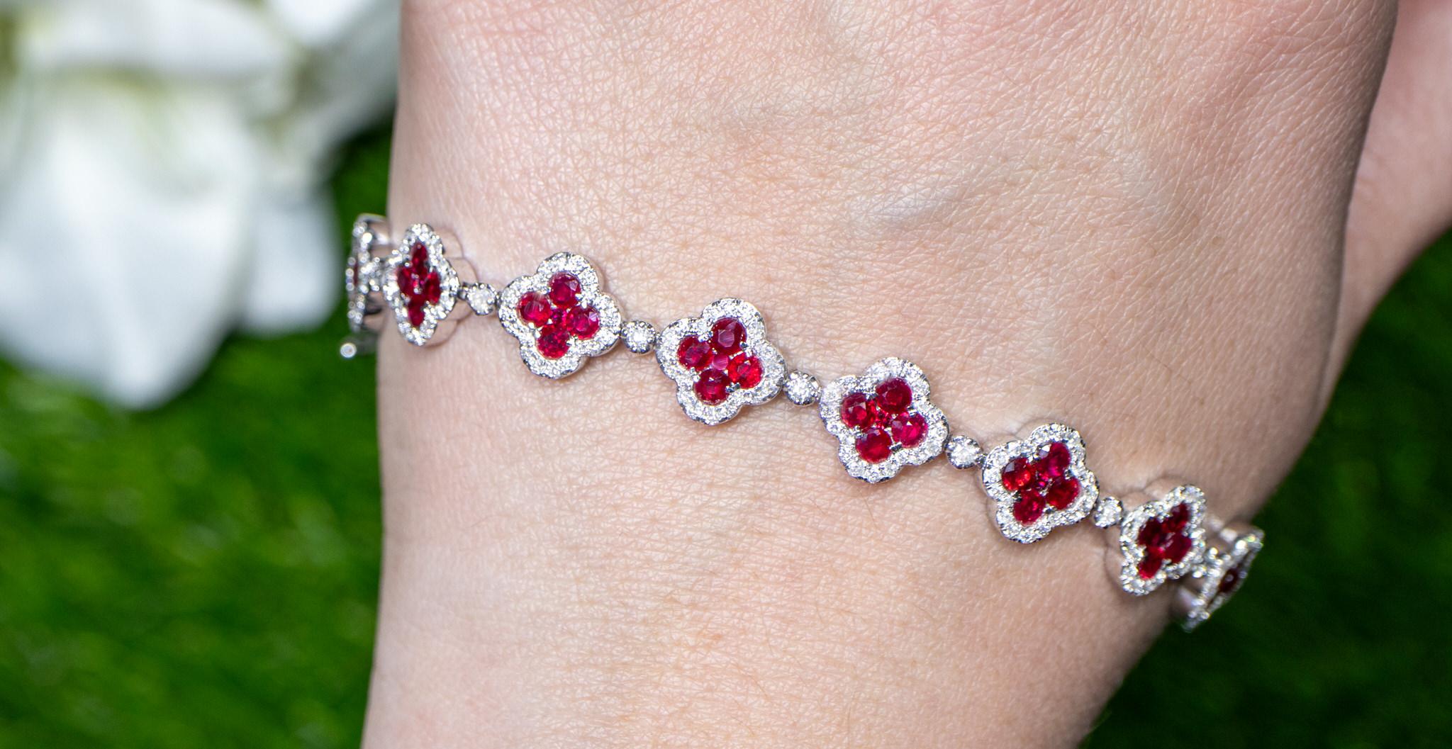 Taille ronde Clover Ruby Bracelet Diamond Links 8.5 Carats 18K White Gold en vente