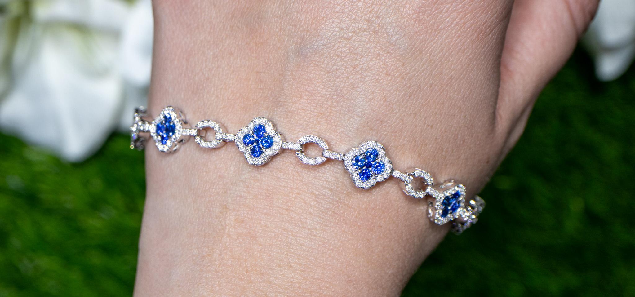 Round Cut Clover Sapphire Bracelet Diamond Links 5.38 Carats 18K White Gold For Sale