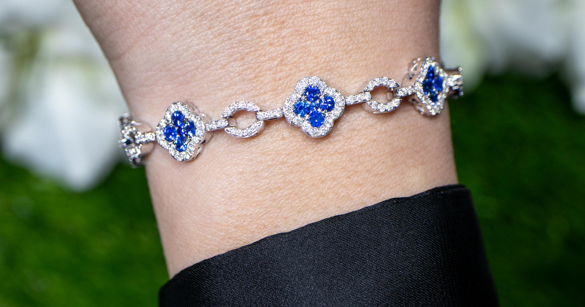 Women's or Men's Clover Sapphire Bracelet Diamond Links 5.38 Carats 18K White Gold For Sale