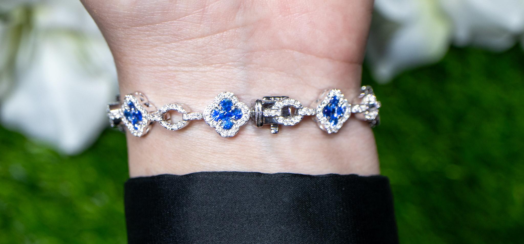 Clover Sapphire Bracelet Diamond Links 5.38 Carats 18K White Gold For Sale 1