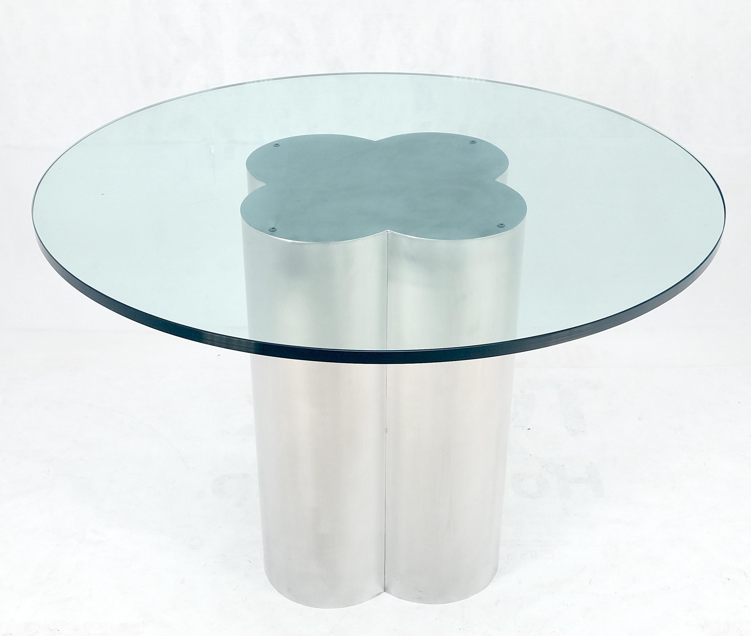 Mid-Century Modern Table de jeu de salle à manger en forme de trèfle avec cylindres en aluminium brossé et plateau en verre rond en vente