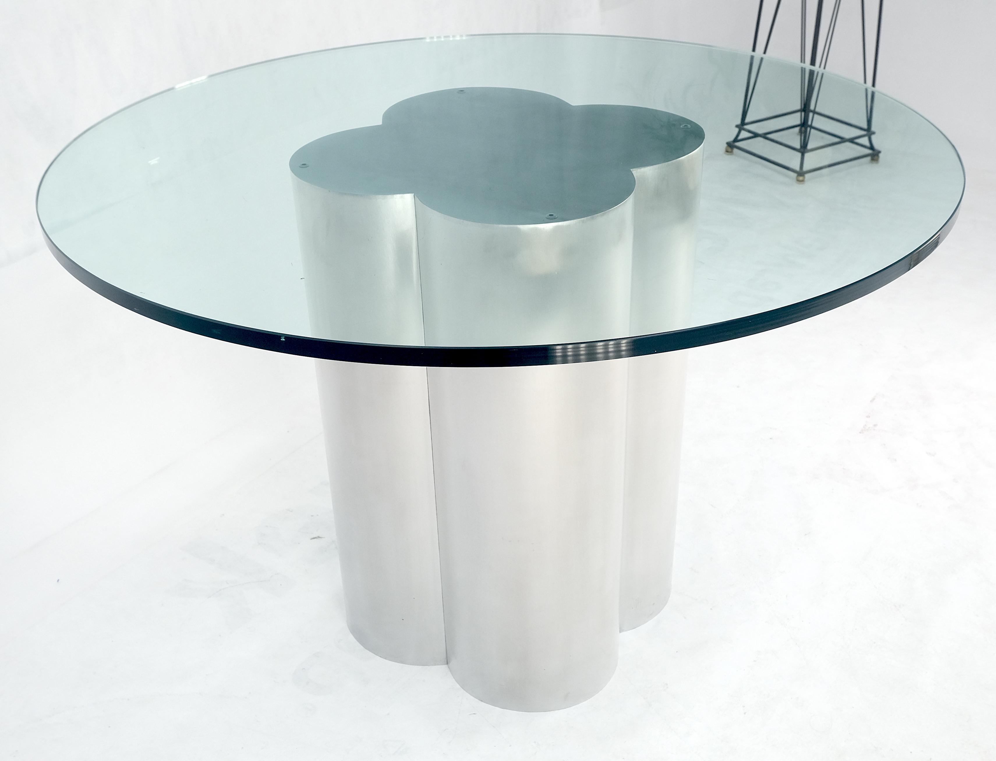 italien Table de jeu de salle à manger en forme de trèfle avec cylindres en aluminium brossé et plateau en verre rond en vente