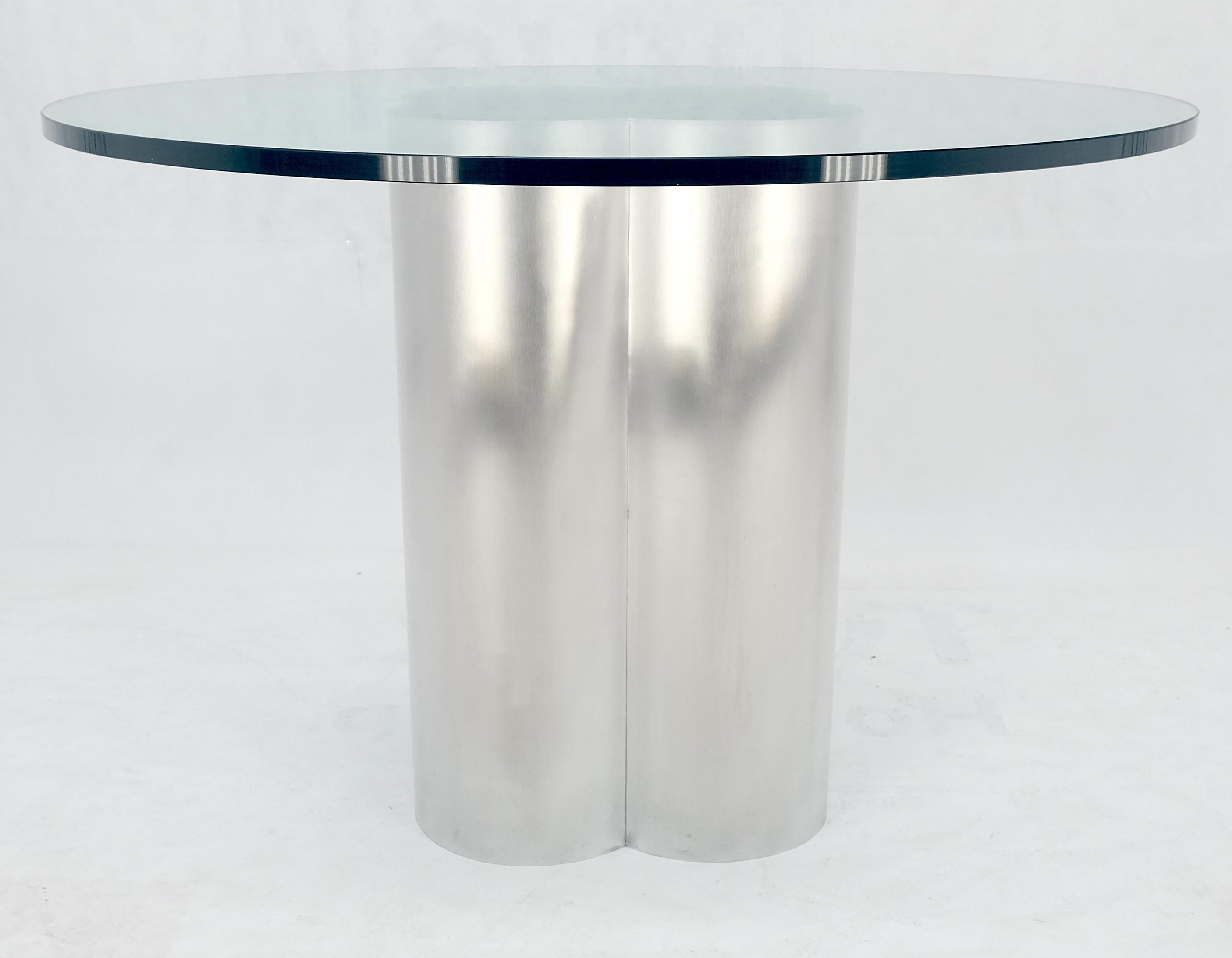 Table de jeu de salle à manger en forme de trèfle avec cylindres en aluminium brossé et plateau en verre rond Bon état - En vente à Rockaway, NJ