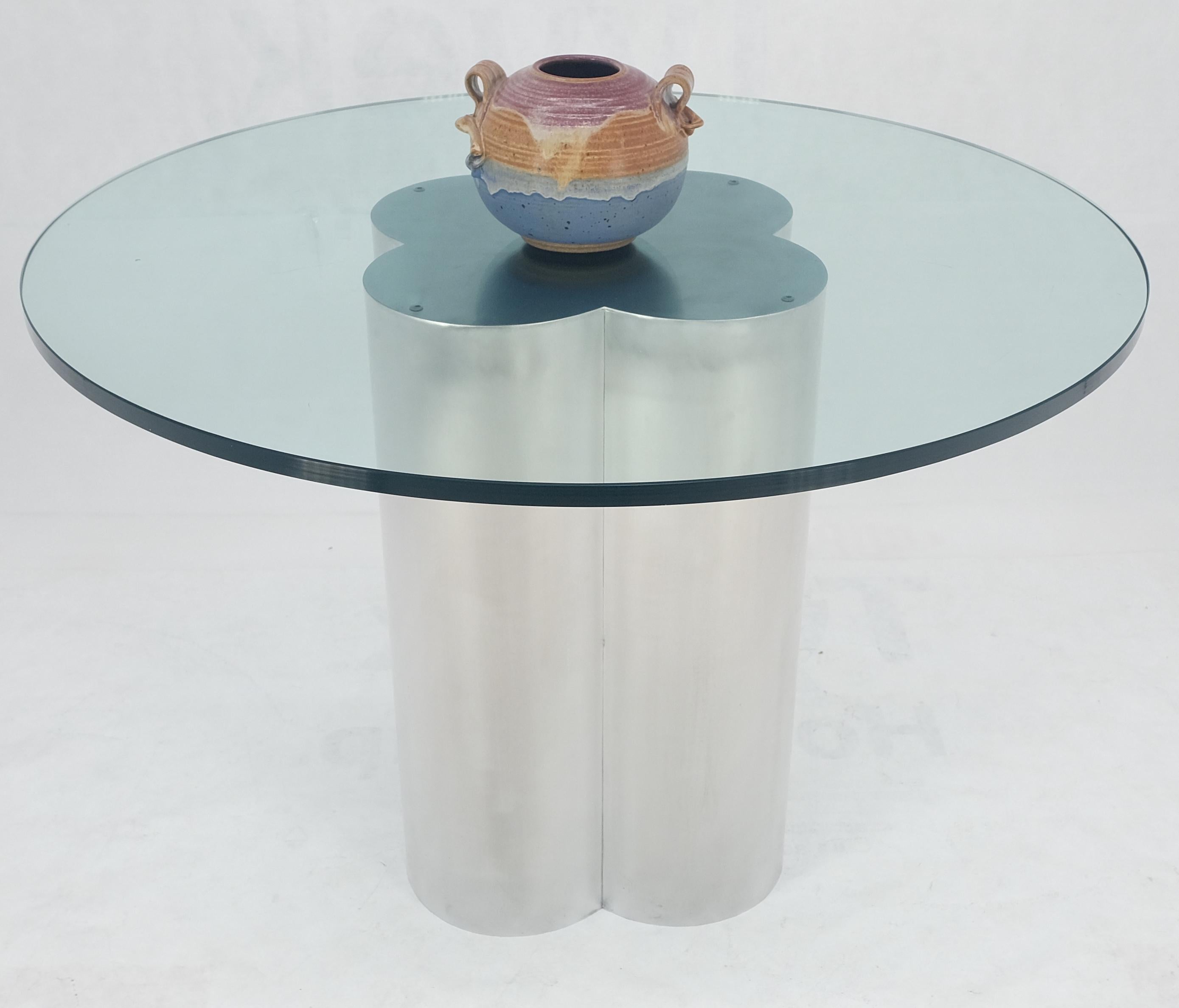 Aluminium Table de jeu de salle à manger en forme de trèfle avec cylindres en aluminium brossé et plateau en verre rond en vente