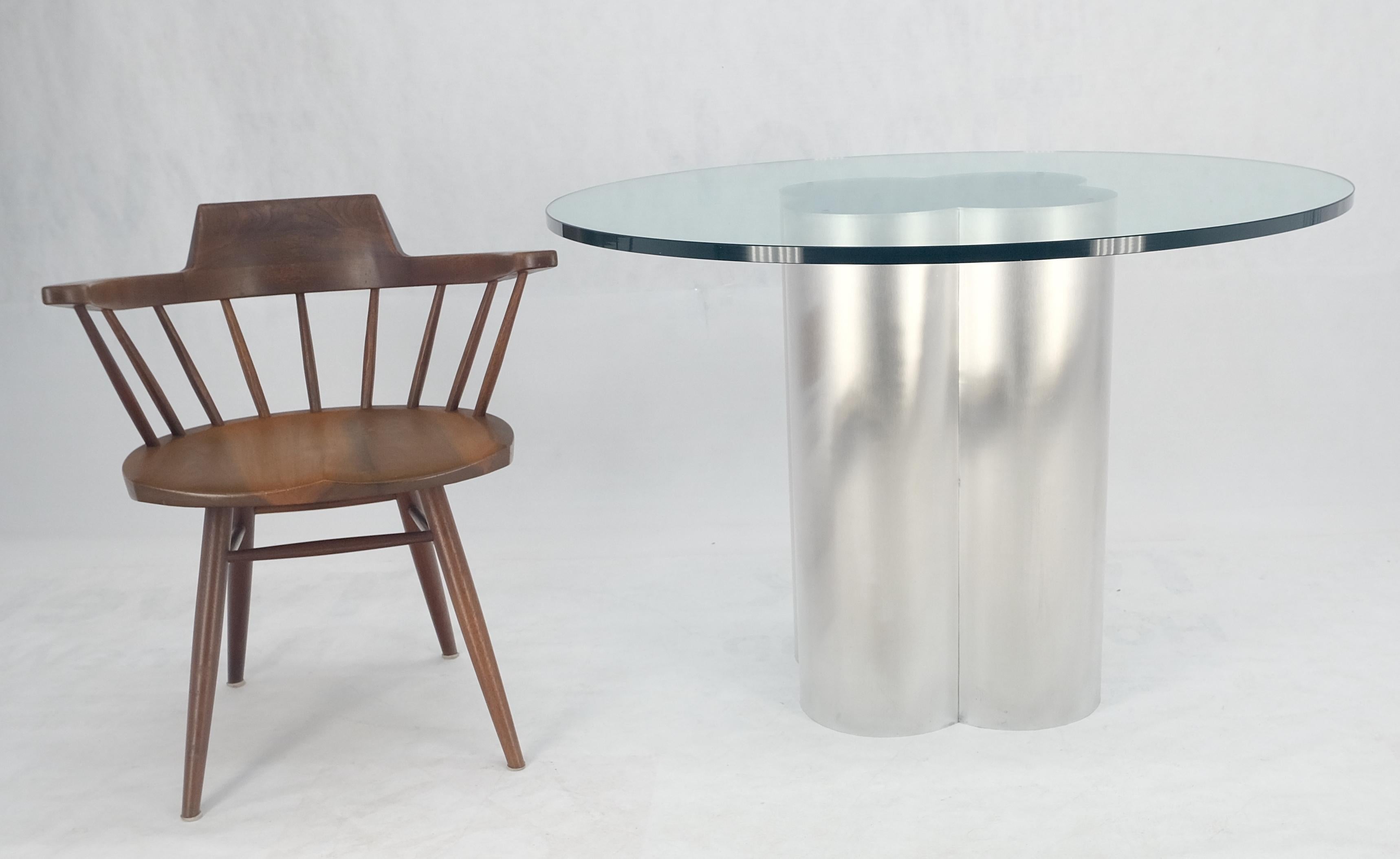 Table de jeu de salle à manger en forme de trèfle avec cylindres en aluminium brossé et plateau en verre rond en vente 2