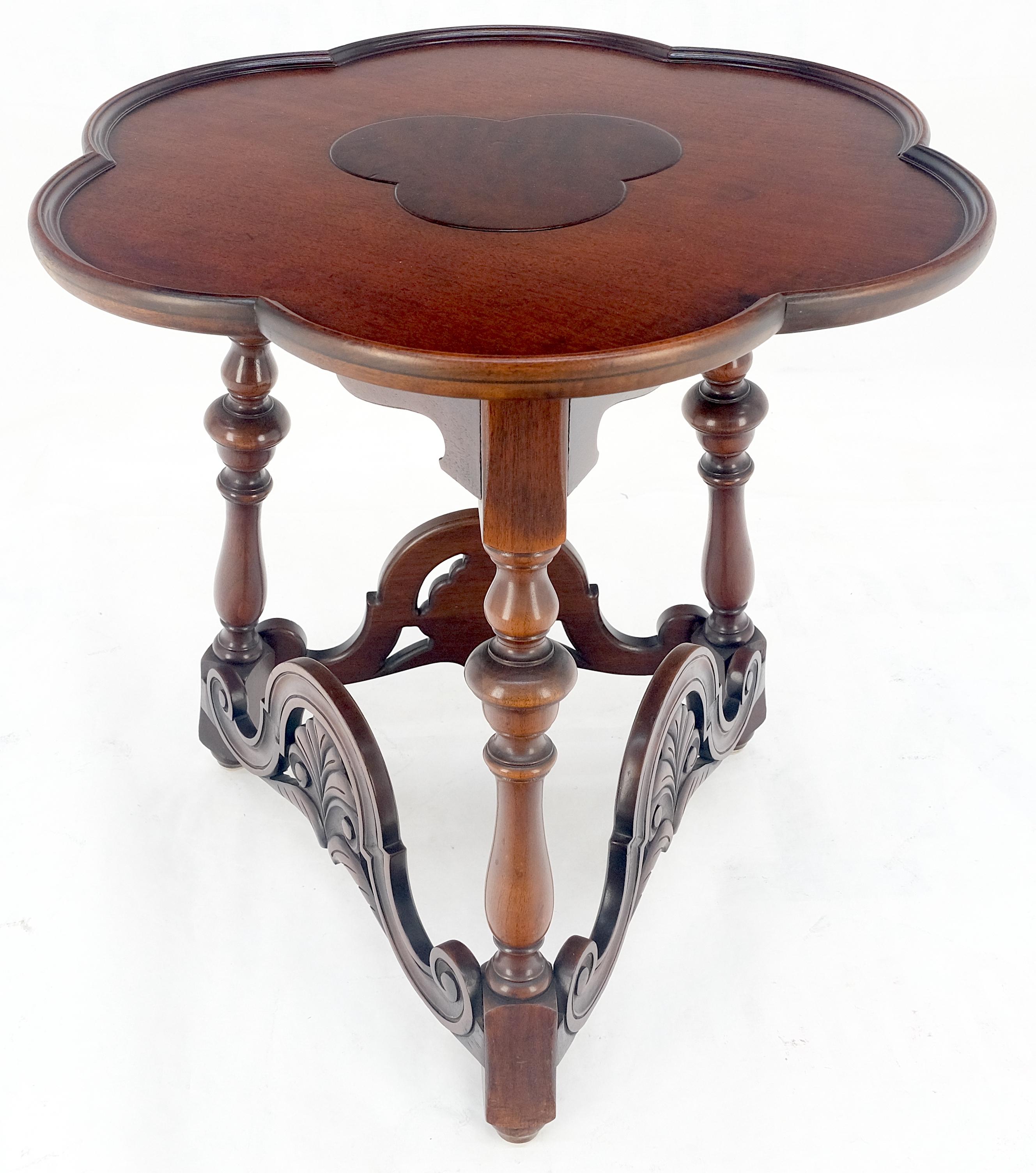 Lampe d'appoint en forme de trèfle sculptée à base triangulaire, extrémité et table d'appoint MINT en vente 3