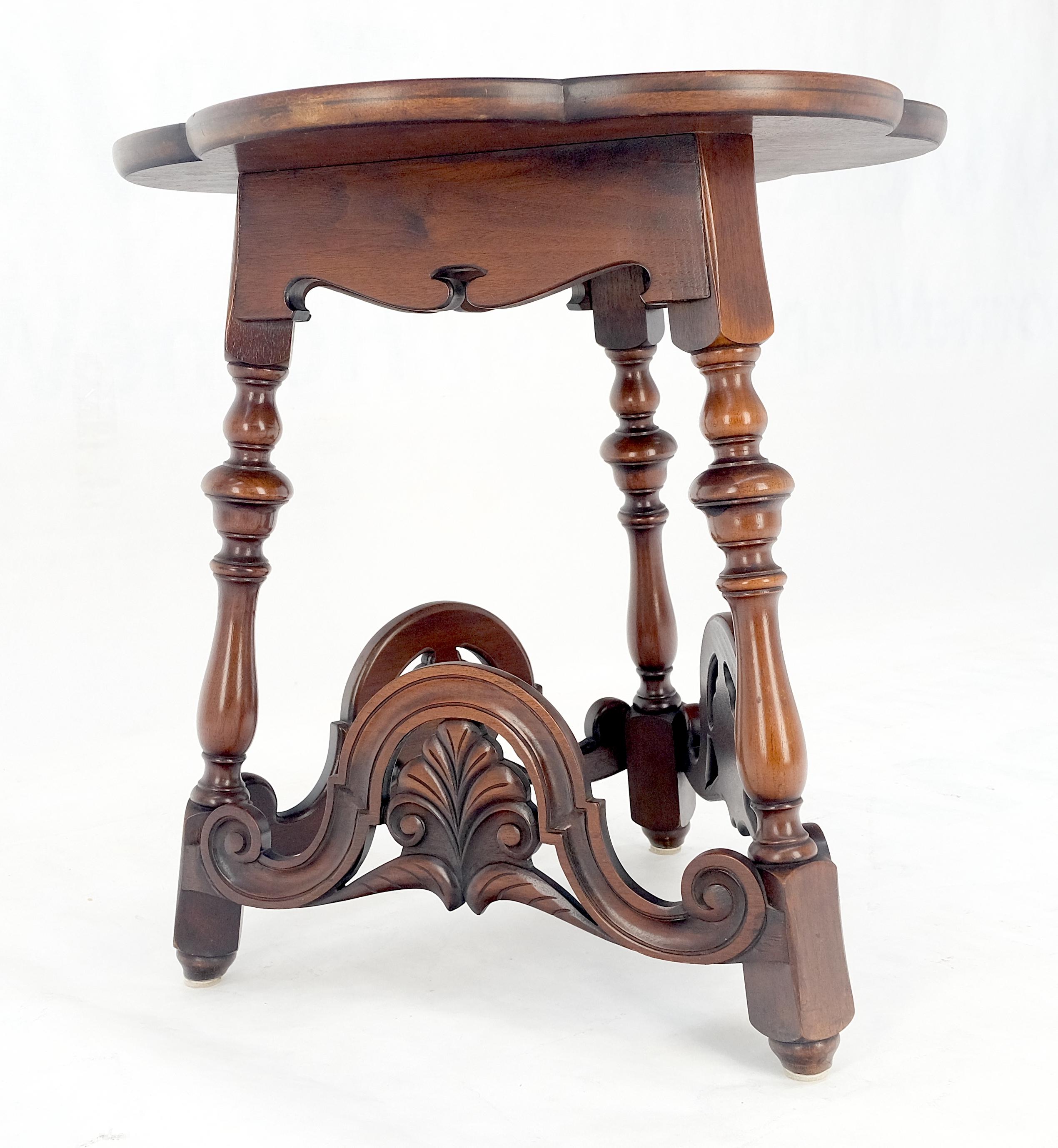 Américain Lampe d'appoint en forme de trèfle sculptée à base triangulaire, extrémité et table d'appoint MINT en vente