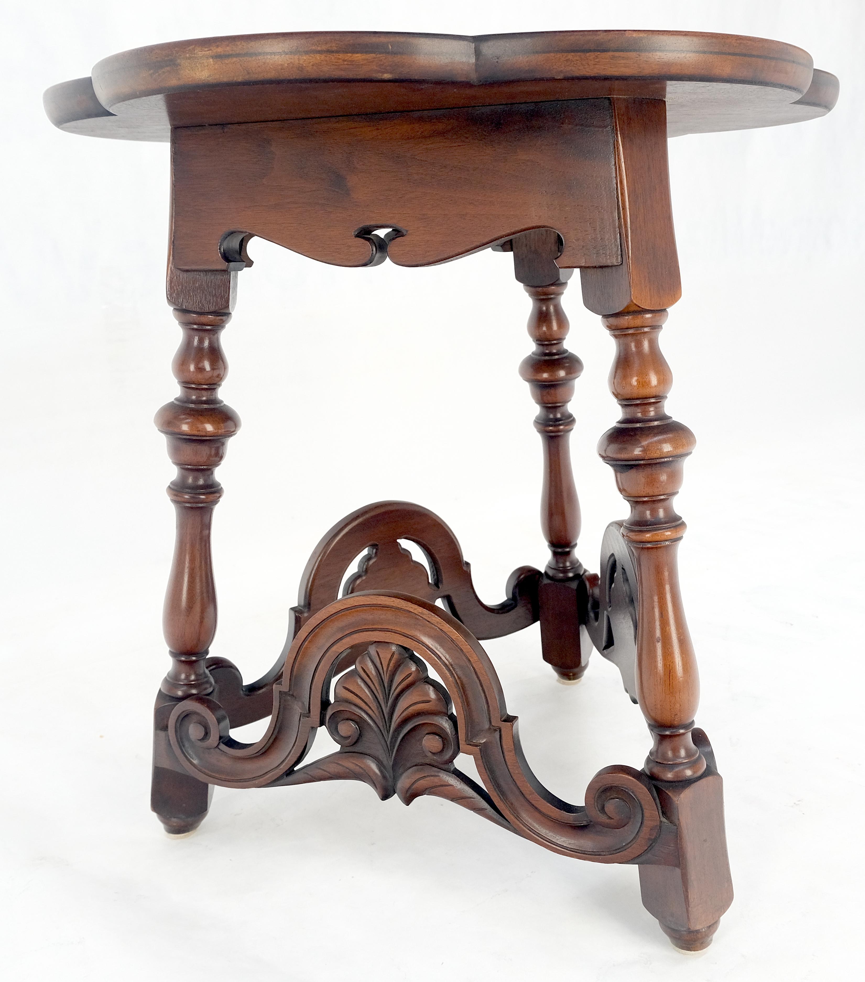 Laqué Lampe d'appoint en forme de trèfle sculptée à base triangulaire, extrémité et table d'appoint MINT en vente