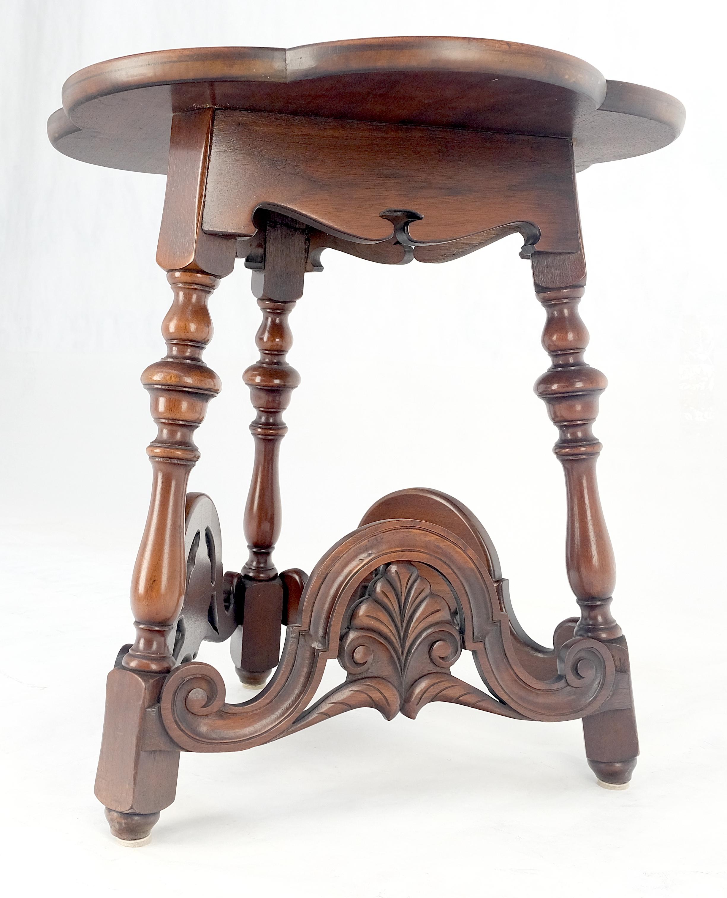 20ième siècle Lampe d'appoint en forme de trèfle sculptée à base triangulaire, extrémité et table d'appoint MINT en vente