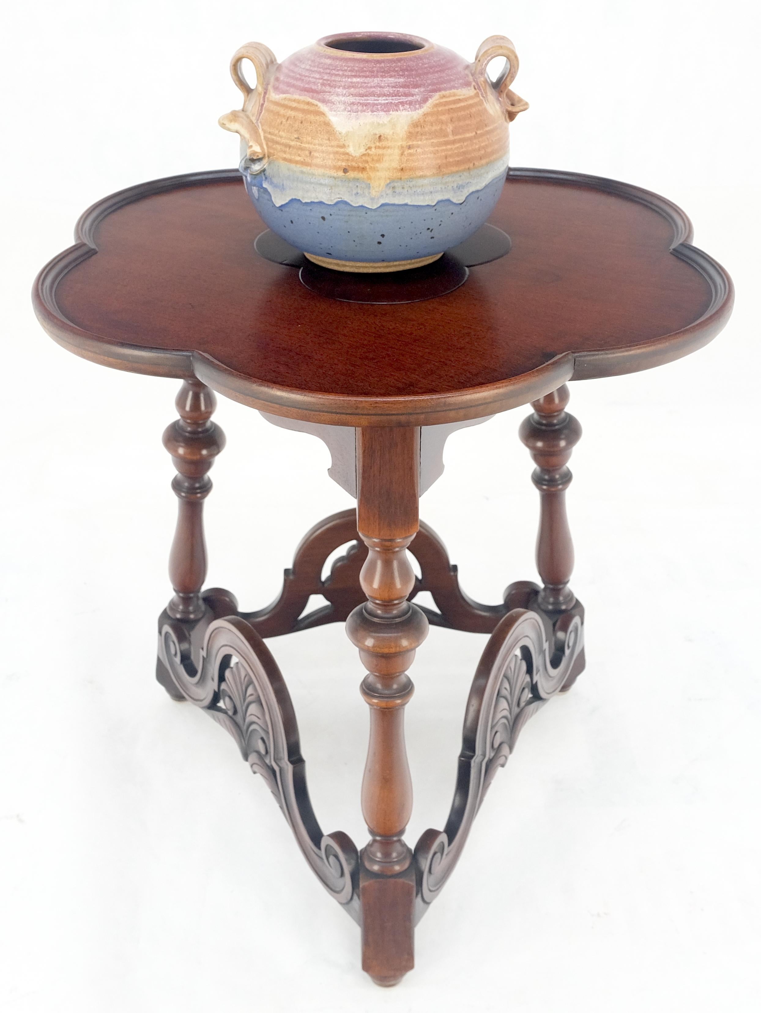 Lampe d'appoint en forme de trèfle sculptée à base triangulaire, extrémité et table d'appoint MINT en vente 1